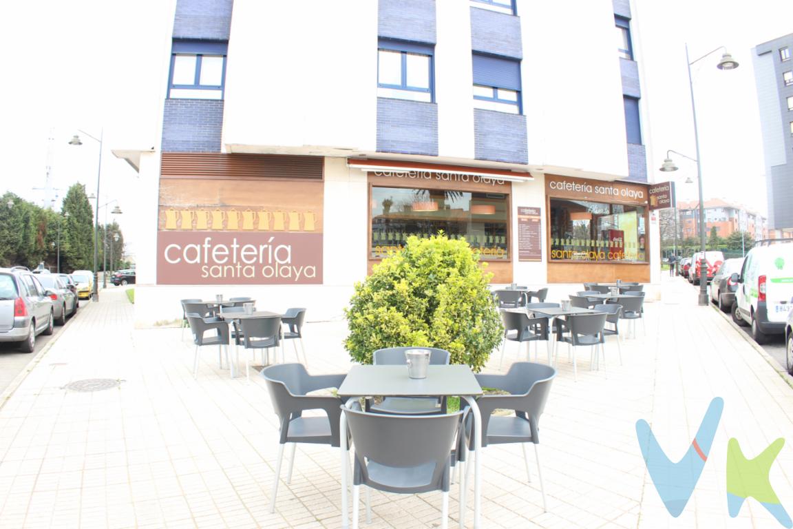 Si estás buscando una oportunidad para invertir en un negocio que te ofrezca rentabilidad, este es perfecto!Vendemos fantástica cafetería, funcionando a pleno rendimiento, situada frente al Club de Natación de Santa Olaya y a dos minutos de la Playa del Arbeyal, en esquina, bien situada en zona de muchísimo paso y a pie de una de las promociones más innovadoras que se están realizando en Gijón, como es Culmia Arbeyal. Totalmente equipada, actualmente se encuentra alquilada y dando una buena rentabilidad.Cuenta con una zona de terraza para 8-10 mesas y está situada en esquina, lo que ofrece una soleada terraza a los clientes.Interiormente se distribuye en una misma planta diáfana la zona de barra y una zona con 5 mesas, aseos y cocina.El local tiene  salida de humos, calefacción y aire acondicionado y todos los permisos en regla.Actualmente seria inversión pero podría pasar a ser su actividad principal, si así lo desea.Observaciones públicas:Según la Ley 10/2025, de 28 de diciembre, se informa que los gastos e impuestos que conlleva la adquisición no están incluidos en el precio indicado:El vendedor asume la plusvalía y el resto de gastos son del comprador.Segundas transmisiones, el comprador abona el Impuesto sobre Transmisiones Patrimoniales (ITP). Puede consultar toda la información en el siguiente enlace: https://sede.tributasenasturias.es/sites/sede/default/es_ES/Que-quieres-hacer/Transmisiones-Patrimoniales-y-AJD. La base imponible que se toma para el cálculo será el mayor valor entre precio de compraventa, tasación o valor de referencia catastral.El comprador escoge la notaría. Los gastos de Notaría están regulados en el Anexo I, del Real Decreto 1426/1989, de 17 de noviembre, por el que se aprueba el arancel Notarial y los gastos de Registro según el arancel oficial establecido en el Anexo I, del Real Decreto 1427/1989, de 17 de noviembre, los aranceles varían en función del precio, número de copias y complejidad. Los gastos de Gestoría por la tramitación administrativa de la compraventa, presentación, liquidación de impuestos y la inscripción en el Registro de la Propiedad, serán de la parte compradora, en caso de que decida encargar dichos trámites a un profesional, su importe varía en función del profesional o entidad designada para su realización. Si el comprador necesita préstamo hipotecario, la tasación, condiciones y costes bancarios según entidad elegida por el comprador; así como los gastos de gestoría y cualesquiera otros inherentes a la formalización de la compraventa serán de su cuenta, salvo pacto expreso en contrario con el vendedor..Honorarios de intermediación inmobiliaria a cargo del vendedor.Conforme a la normativa vigente, el consumidor tiene derecho a disponer de información, documentación y condiciones de la compraventa relativa al inmueble, en la sede física de Los Arcos 98, SL en Avenida de la Costa, nº 53  bajo en Gijón, o a través de nuestro correo electrónico, inmobiliaria@grupolosarcos.es. La agencia actúa exclusivamente como intermediaria en la operación, las condiciones de la compraventa están sujetas a la aceptación expresa del vendedor y a la posterior formalización del correspondiente contrato. El presente anuncio es meramente informativo y la información facilitada corresponde a la disponible en la fecha de publicación, pudiendo variar en función de circunstancias legales, contractuales o fiscales.
