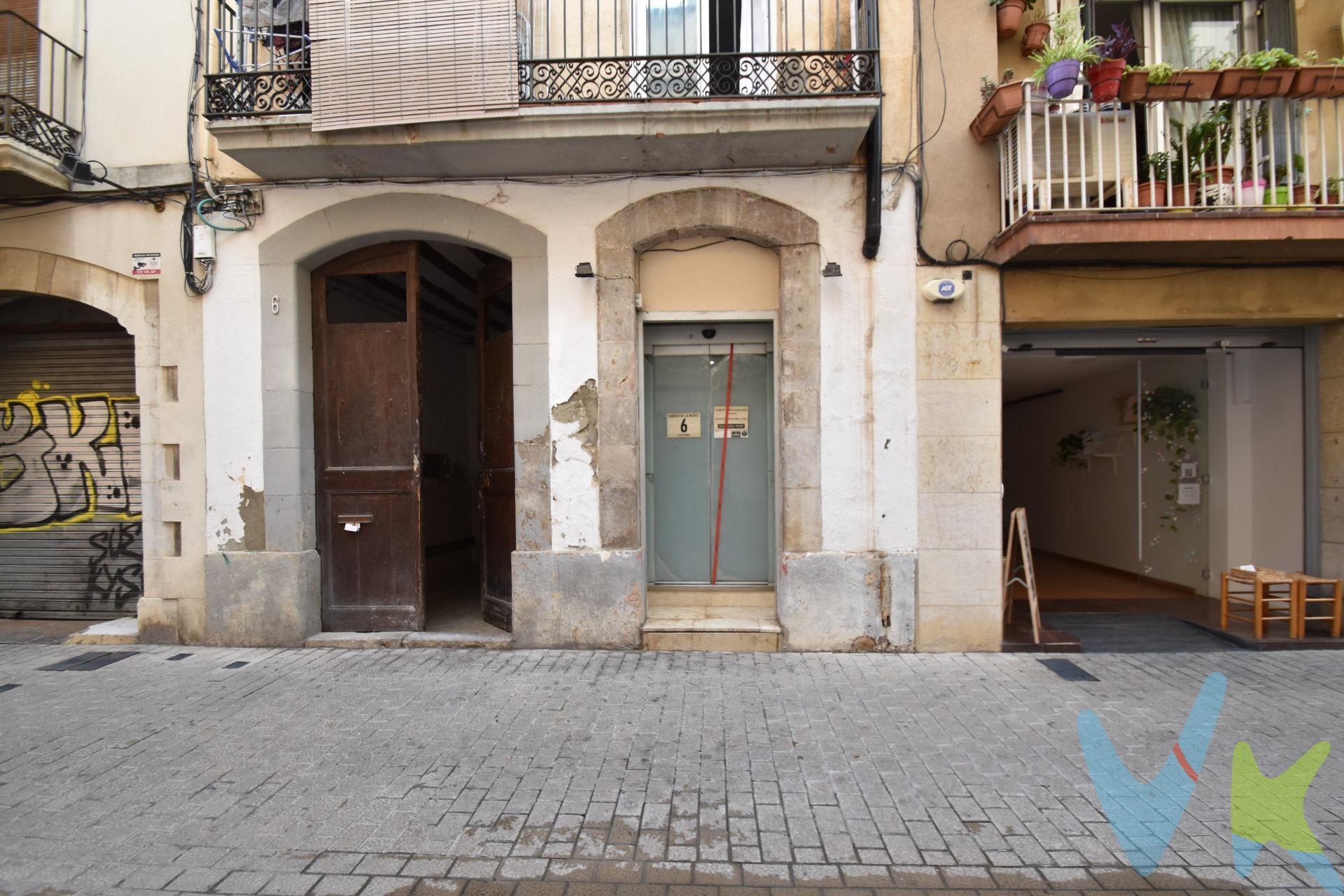 Local comercial en venta sito en el mismo centro peatonal de Vilanova i la Geltrú, entre C/Caputxins i Rbla Principal. Su superfície es de 65m² y tiene instalaciones a punto, lavabo y pequeño escaparate. ¿Buscas una inversión inmobiliaria sólida que ofrezca un retorno inmediato y sin complicaciones? Se vende alquilado y la renta actual garantiza una rentabilidad excepcional del 8,73%. Gran oportunidad para los que con pequeña inversión quieren un resultado económico inmediato. Para más detalles contacte contacte con nosotros. . ¡Ideal para Inversores que buscan seguridad y alto rendimiento!. El precio no incluye impuestos (ITP, IVA y AJD), ni los gastos de notario ni los de registro.   