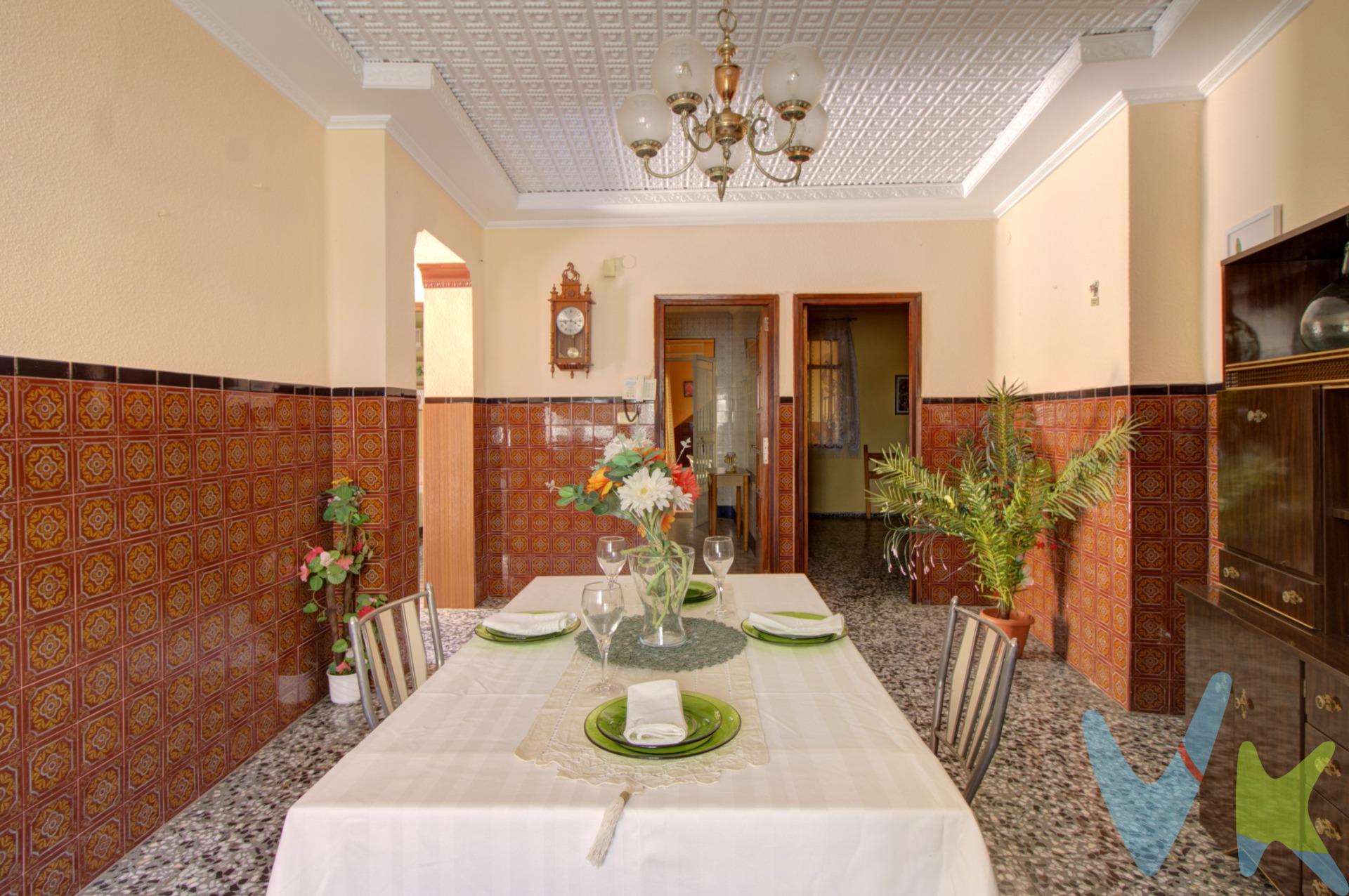 Te presentamos esta encantadora planta baja, ideal para quienes valoran los espacios bien distribuidos y llenos de potencial. Esta vivienda no solo destaca por su calidez y funcionalidad, sino también por ofrecer un diseño que invita a imaginar, crear y disfrutar. Al cruzar la puerta principal, nos reciben dos amplias habitaciones dobles, perfectas como dormitorios, despachos o estancias versátiles que se adaptan a tu ritmo de vida. El recorrido continúa hacia un salón comedor acogedor y luminoso, centro neurálgico del hogar, que conecta de manera fluida con una tercera habitación, ideal para invitados, estudio o sala de juegos. La cocina, práctica y con acceso directo al patio interior, da paso a una zona donde se ubican el cuarto de baño, un trastero que aporta funcionalidad adicional y el garaje privado. Pero es a través de este último donde descubrimos uno de los rincones más especiales de esta propiedad: una magnífica terraza ubicada en la primera planta. Esta terraza, de generosas dimensiones se convierte en el verdadero tesoro del inmueble. Imagina un espacio al aire libre donde dar rienda suelta a tus ideas: desde una zona chill out para relajarte al atardecer hasta un comedor exterior, un área de juegos o incluso un pequeño jardín urbano. Es el lugar perfecto para crear momentos inolvidables. Esta planta baja es mucho más que una vivienda: es una oportunidad para diseñar un estilo de vida a tu medida. Si buscas confort, espacio y un toque de exclusividad, no dejes pasar esta propuesta. Ven a conocerla y visualiza cómo puede convertirse en el hogar que siempre soñaste. Los impuestos, gastos de notaría, registro y honorarios de agencia no están incluidos en el precio de venta. Para mayor seguridad en la compraventa, todas nuestras viviendas poseen FICHA DE CERTIFICACIÓN DE INMUEBLES registrada por la Asociación de Inmobiliarias de la Comunidad Valenciana ASICVAL. Antes de comprar o de entregar las arras, pida el Certificado de la vivienda para estar seguro y tranquilo sobre la situación legal, urbanística y de cargas de la misma. INMOBILIARIA QUASABLANQUA está inscrita en el Registro de Agentes de Intermediación Inmobiliaria de la Comunidad Valenciana RAICV. Almenara, ubicada entre Castellón y Valencia, es de fácil acceso por la autovía A10 o la N-340 y cuenta con una estación de tren en la línea Valencia-Barcelona. A solo 4 km, se encuentra la playa Casablanca, con suave arena dorada y grava, ideal para dis-frutar del clima mediterráneo. El paisaje de Almenara combina montañas, marjales, arrozales, lagunas y playas. Cerca del núcleo urbano, se encuentra el paraje natural de los Estanys, hábitat de diversas aves. La playa de Almenara, con Bandera Azul, ofrece chiringuitos y heladerías en primera línea, y una atractiva oferta gastronómica en su barrio marítimo. Almenara es un destino donde naturaleza, historia y playas se unen en perfecta armonía.