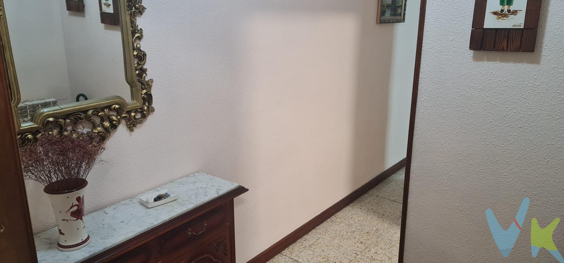 Presentamos una excelente oportunidad en el corazón de Valladolid, específicamente en la calle Renedo. Esta vivienda exterior se destaca por su luminosidad y distribución funcional, contando con tres amplios dormitorios que proporcionan un espacio cómodo para toda la familia. El salón comedor es ideal para disfrutar momentos agradables y cuenta con acceso directo a una galería abierta que ofrece vistas despejadas al entorno urbano. La cocina independiente está perfectamente equipada y diseñada para facilitar tareas diarias, mientras que el baño principal junto al aseo aportan mayor comodidad en el día a día. La propiedad dispone de calefacción individual mediante gas natural lo cual garantiza un ambiente cálido durante los meses más fríos del año. Además, incluye ascensor facilitando así accesibilidad desde cualquier planta del edificio hasta tu hogar. Para aquellos interesados también existe opción de adquirir plaza de garaje cercana; algo muy valioso considerando las características céntricas pero tranquilas del barrio donde se ubica esta oferta inmobiliaria. En sus alrededores podrás encontrar todos los servicios necesarios: comercios locales, restaurantes variados e instalaciones deportivas entre otros elementos esenciales.,. Por todo ello convertimos esta propuesta no solo como un lugar perfecto donde vivir sino además rodeado por todas aquellas comodidades necesarias.