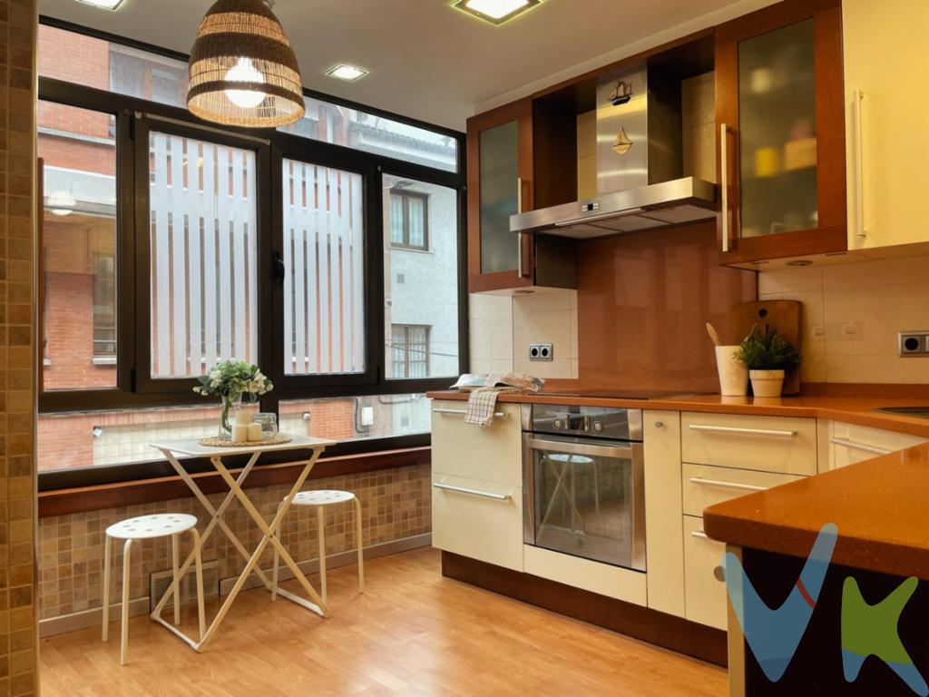 Un dúplex con espacio, buena orientación y todo cercaEn la calle Santo Domingo, en Ceares, encontramos este dúplex en primera planta pensado para quien busca espacio sin alejarse del centro de Gijón.La vivienda se distribuye en dos plantas y cuenta con tres habitaciones, un baño completo y un aseo. Una distribución cómoda para una familia, pero también versátil para quienes necesitan una habitación extra como despacho, zona de invitados o espacio de trabajo.La buena orientación es uno de sus puntos a favor, aportando una sensación agradable a la vivienda y ayudando a que los espacios resulten luminosos y acogedores.A esto se suman dos elementos que marcan la diferencia en el día a día: plaza de garaje y trastero. Poder olvidarse de buscar aparcamiento y disponer de espacio adicional de almacenaje es un plus importante en una vivienda urbana.La ubicación permite disfrutar de la tranquilidad de Ceares sin renunciar a tener Gijón a mano. Es una zona consolidada, con servicios, comercio y buenas comunicaciones, y desde la que el centro queda perfectamente integrado en la vida cotidiana.Una vivienda con tres dormitorios, dos plantas y esos extras que cada vez cuesta más encontrar juntos: garaje, trastero, buena orientación y una ubicación práctica para vivir Gijón cómodamente.Se informa a los interesados que el precio de venta indicado no comprende los honorarios al comprador de la agencia inmobiliaria, el Impuesto de Transmisiones Patrimoniales (ITP) ni los gastos asociados a la compraventa (notaría, registro de la propiedad y otros)