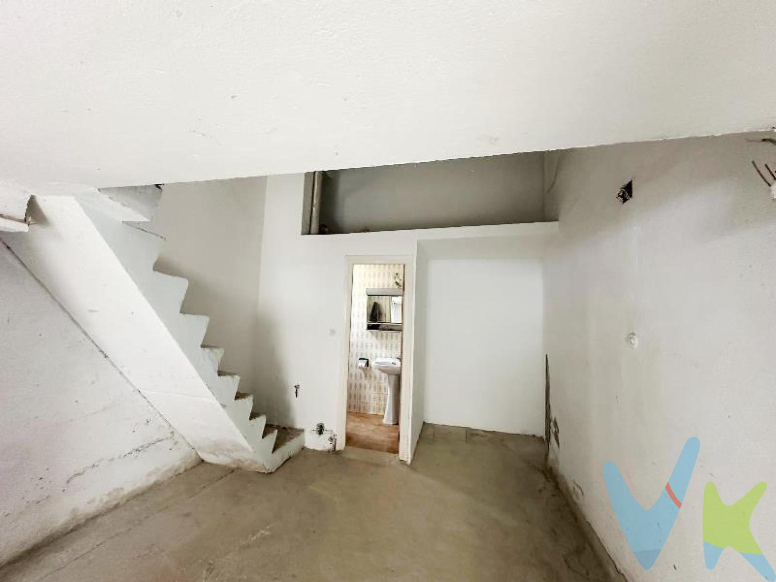 ¡ OFERTON!  ¡¡BAJADA DE PRECIO!! En la zona del Barrio Covadonga, disponemos de éste garaje convertido en local comercial para hacer realidad tu sueño de tener tu propio negocio. Dispone de una doble altura, que podrías aprovechar como almacén. Anímate a inaugurar ese negocio de barrio que tanta falta nos hace tener a mano!!! Ven a verlo sin compromiso!!! 