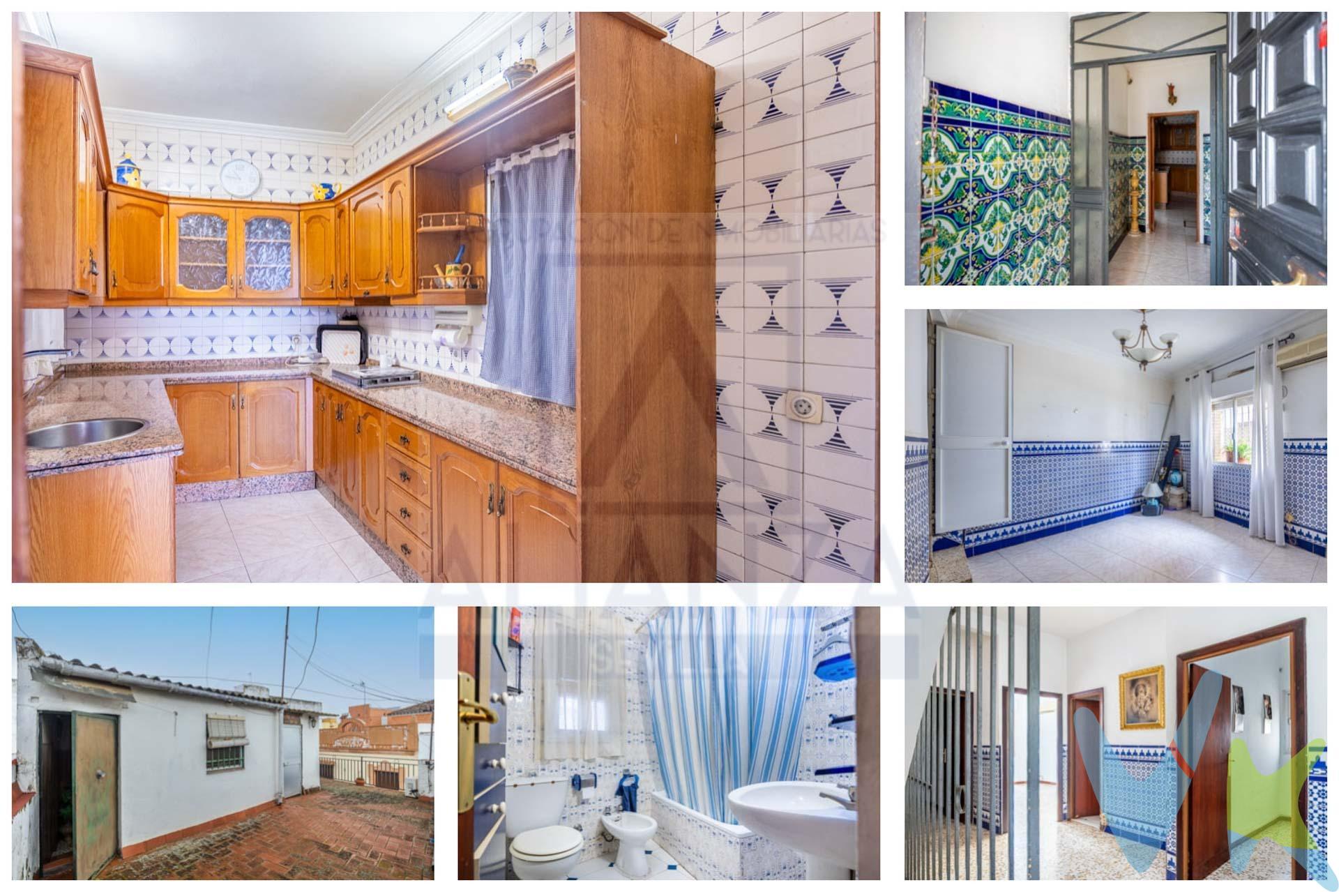 Venta de casa en el centro de Camas (Sevilla). Amplia, habitable y con muchas posibilidades. Vivienda de unos 120 m² construidos, situada en pleno centro de Camas, ideal para quienes buscan espacio y buena ubicación a un precio accesible. La casa es antigua, pero está habitable, ofreciendo una base sólida para adaptar a cada necesidad. En la planta baja encontramos un salón, una salita independiente que puede usarse como dormitorio, amplia cocina, aseo y un pequeño ojo patio que aporta luz y ventilación. La primera planta dispone de tres estancias: un dormitorio grande, otro mediano y una tercera habitación más pequeña, perfecta como vestidor, despacho o cuarto auxiliar. En esta planta se ubica también un baño de buen tamaño y un amplio distribuidor. En la parte superior, la vivienda cuenta con azotea transitable, castillete y trastero, ofreciendo espacio adicional de almacenaje y uso diario. Una opción muy interesante para quienes buscan una casa amplia, bien situada y con potencial, sin necesidad de grandes inversiones iniciales. En cumplimiento de las obligaciones de información previstas Disp. final 3ª de la Ley 10/2025, de 28 de diciembre, de servicios de atención a la clientela y transparencia, así como en la normativa sectorial vigente, y RD 218/2005 de Inf. de la Junta de Andalucía, el precio indicado no incluye los gastos e impuestos inherentes a la adquisición, los cuales se desglosan estimados o con posibilidad de calcularlos a continuación; los gastos más ajustados serán dados en el D.I.A. en la visita a inmuebles, o antes. *Gastos de Notaría: La Minuta se calculará según al arancel notarial oficial: Anexo I, del Real Decreto 1426/1989, de 17 de noviembre. Enlace: notariared.com/calculadora-gastos-compra-vivienda/. *Gastos de Registro de la Propiedad: La inscripción se facturará según el arancel oficial: ANEXO I, del Real Decreto 1427/1989, de 17 de noviembre. Igual enlace anterior. *Gastos de Gestión (Gestoría): Los honorarios por la tramitación administrativa, liquidación de impuestos e inscripción registral ascienden de forma estimativa a [363 € aprox.] (IVA incluido), aunque depende de cada caso, y su dificultad. *Honorarios Agencia del Vendedor: incluidos en el PVP. *Honorarios Agencia del comprador: La agencia prestará los servicios de información, asesoramiento y acompañamiento previstos en el Encargo de Servicios y en el D.I.A. Si solicita servicios adicionales o personalizados, sus honorarios serán informados previamente, de forma individualizada y por escrito, conforme a la libertad de pactos y a la normativa vigente. *Si necesita Financiación, su banco le informará. *Impuesto sobre Transmisiones Patrimoniales (ITP): Se aplicará el tipo impositivo vigente en Andalucía (generalmente el 7%, sin perjuicio de tipos reducidos del 6%. 3,5%, etc, aplicables según las circunstancias personales del comprador o las características del inmueble). El impuesto se devenga sobre el superior entre: 1.- Valor de Referencia de Catastro; y 2.- Precio de venta. Puede calcular su situación personal en el portal oficial de la A.T. de Andalucía. enlace: juntadeandalucia.es/organismos/economiahaciendayfondoseuropeos/areas/tributos-juego/tributos/paginas/impuestos-cedidos-transmisiones.html