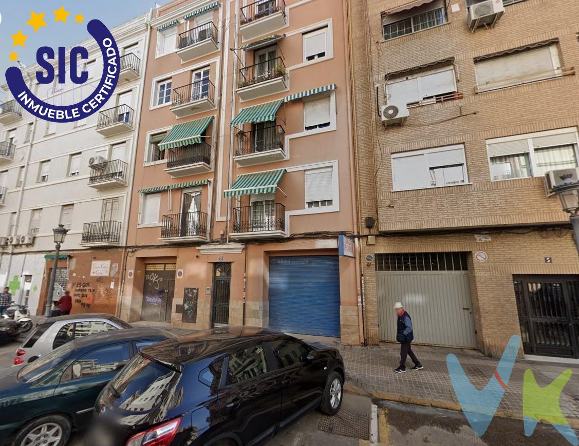VENTA DE NUDA PROPIEDAD. La venta de la nuda propiedad es una transacción inmobiliaria que permite al propietario de un inmueble vender únicamente la titularidad del bien, conservando el derecho de uso y disfrute sobre el mismo de por vida o por un período determinado. ¡Tu Próximo Gran Movimiento de Negocio Te Espera! - NUDA PROPIEDAD. Emprendedor, comerciante, visionario: Esta es la oportunidad que estabas buscando para asegurar tu futuro financiero. Ponemos a la venta la NUDA PROPIEDAD de un amplio local comercial de 154 m², a solo 100 metros del río Turia y estratégicamente ubicado cerca de la Avenida Pérez Galdós. Este no es solo un local; es una inversión inteligente en una de las zonas más vibrantes y con mayor potencial de Valencia. ¿Por qué este local es tu mejor opción?. •	Localización estratégica: Situado en el corazón de L'Olivereta, un barrio consolidado con un flujo constante de clientes potenciales, tanto residentes como turistas. •	Adaptabilidad Ilimitada: Con 123 m² útiles a tu disposición, este espacio es el lienzo perfecto para tu visión. Imagina tu coworking, restaurante, tienda de moda, galería de arte o cualquier otro negocio prosperando aquí. •	Inversión con Visión: La nuda propiedad te ofrece una oportunidad de inversión única, permitiéndote adquirir un activo de alto valor a un precio excepcional. No dejes pasar esta ocasión de oro para establecer tu negocio en una ubicación inmejorable. El mercado no espera, y las mejores oportunidades desaparecen rápido. ¡Actúa ahora! Llama ya y asegura tu visita para descubrir todo el potencial de este local. ---. La descripción del presente inmueble e imágenes tienen mero carácter informativo y en ningún caso carácter contractual, pudiendo ser modificados por la inmobiliaria comercializadora sin que ello implique responsabilidad alguna frente a terceros. . En el precio de venta al público, esta propiedad NO incluye los gastos de adquisición (Notario, registro, gestión, honorarios, etc…). 