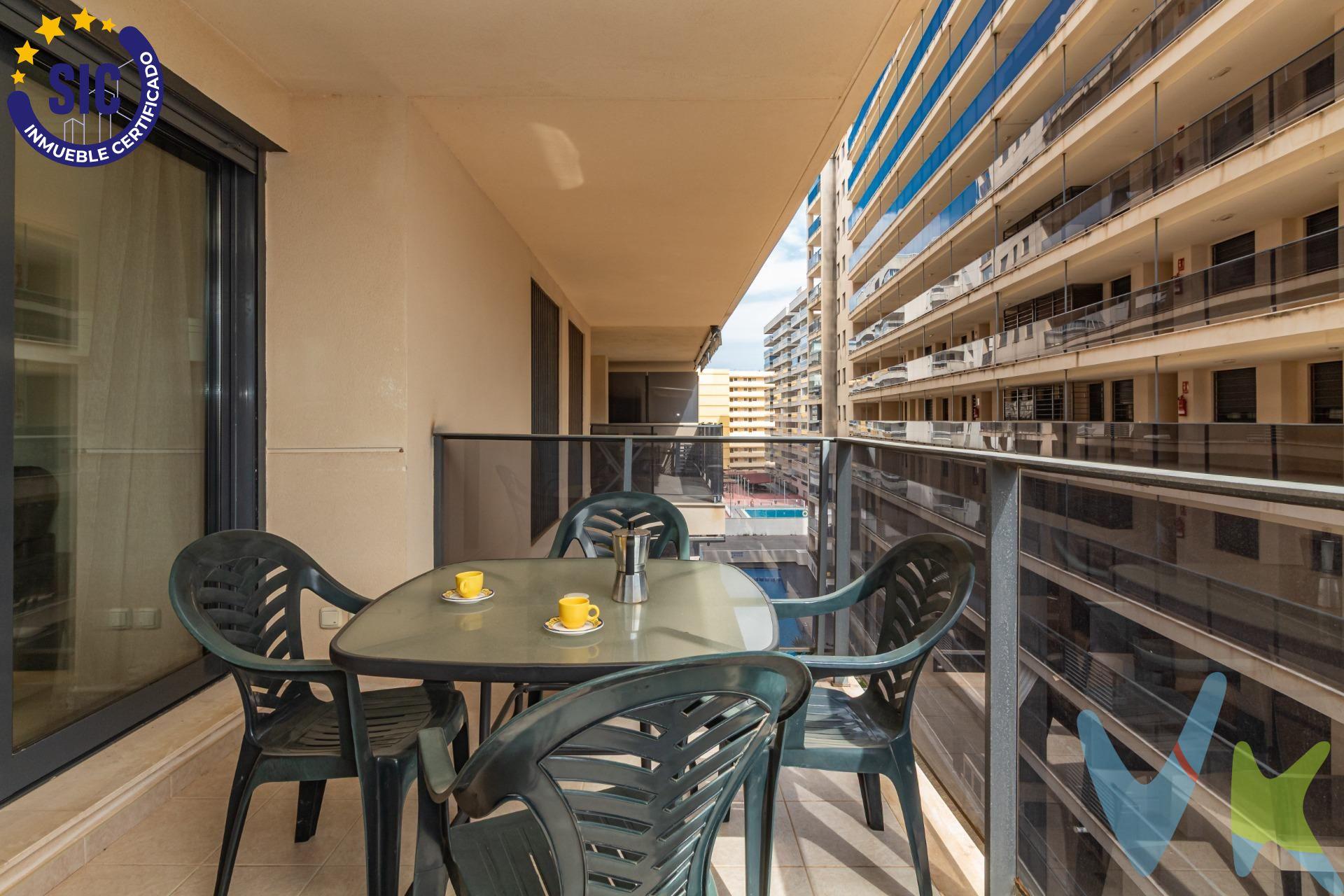 Descubre este encantador apartamento en Oropesa del Mar, ubicado en la codiciada zona de la Playa Morro de Gos. . Con una superficie total de 57 m² construidos, esta propiedad cuenta con un amplio salón de 16 m² y una espectacular terraza cubierta de 13 m² que te permitirá disfrutar al aire libre durante todo el año. El dormitorio es doble y ofrece armario empotrado para maximizar tu espacio. La cocina está completamente equipada y se integra perfectamente con los demás espacios. Este hogar tiene orientación sur, lo cual garantiza luminosidad natural a todas horas. La urbanización destaca por sus excelentes instalaciones: relájate junto a la piscina comunitaria o aprovecha su plaza de aparcamiento privativa en el sótano; además contarás con calefacción impulsada por bomba frío-calor (conductos) para mayor confort en cualquier época del año. También tendrás acceso fácil a supermercados, colegios e incluso centros médicos cercanos. ¡No pierdas la oportunidad! Ideal tanto como residencia permanente como inversión vacacional.