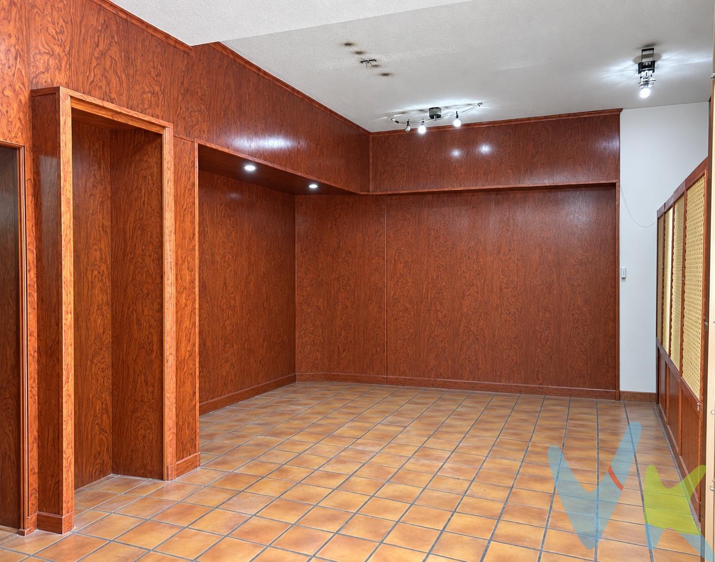 Si estás buscando una propiedad con grandes posibilidades de transformación, tanto para crear tu propio hogar como para realizar una inversión con potencial de revalorización, este inmueble en pleno Casco Antiguo de Alcorcón puede ser exactamente lo que necesitas. Se trata de un local comercial de 70 m² construidos y 68 m² útiles, actualmente diáfano y pendiente de reforma, que ofrece un amplio abanico de posibilidades de distribución y diseño. Una de sus principales ventajas es que cumple con los requisitos necesarios para solicitar y realizar el cambio de uso a vivienda, sujeto a la correspondiente tramitación y cumplimiento de la normativa vigente. Su estado actual permite partir prácticamente desde cero y diseñar un espacio completamente adaptado a tus gustos, necesidades y estilo de vida. Al no contar con una distribución interior definida, podrás plantear diferentes opciones: un amplio salón con cocina integrada, uno o varios dormitorios, espacios de almacenamiento, zona de trabajo o cualquier otra distribución que se ajuste al proyecto que tengas en mente. El inmueble dispone actualmente de baño completo habilitado, lo que supone un punto de partida muy favorable para la futura reforma. Además, cuenta con acceso exterior independiente directamente desde la calle, aportando comodidad, privacidad y múltiples posibilidades de aprovechamiento. La ubicación es, sin duda, otro de sus grandes atractivos. Se encuentra en una zona consolidada del Casco Antiguo de Alcorcón, a escasa distancia de la calle Mayor, una de las principales vías peatonales y comerciales de la localidad. En sus alrededores encontrarás numerosos comercios de proximidad, supermercados, establecimientos de restauración, servicios y todo tipo de negocios necesarios para el día a día. Una ubicación que combina el encanto de una zona tradicional con la comodidad de tener prácticamente todo al alcance de la mano. La orientación norte y sus características actuales ofrecen una excelente base para plantear una reforma que aproveche al máximo la entrada de luz natural y consiga crear un espacio confortable y funcional. Con un precio de 140.000 €, esta propiedad representa una interesante alternativa frente a la compra de una vivienda tradicional, especialmente para quienes buscan personalizar completamente su futuro hogar o para inversores que quieran apostar por un inmueble con posibilidades de transformación y posterior revalorización. Importante: el cambio de uso y la ejecución de cualquier proyecto de vivienda deberán ser objeto de la correspondiente comprobación técnica, urbanística y administrativa, así como de la obtención de las licencias y autorizaciones que sean necesarias. Si buscas una propiedad diferente, con una ubicación céntrica, una superficie aprovechable y la posibilidad de crear desde cero una vivienda a tu medida, no dejes pasar esta oportunidad en el corazón de Alcorcón. Una propiedad con potencial, en una zona con vida y con muchas posibilidades para convertir un espacio actualmente diáfano en el hogar que siempre has imaginado. Información económica y gastos asociados:. En cumplimiento de lo dispuesto en el artículo 20 del Texto Refundido de la Ley General para la Defensa de los Consumidores y Usuarios, en su redacción vigente desde el 28 de diciembre de 2025, se informa expresamente de que el precio publicado no incluye los impuestos ni los gastos adicionales derivados de la compraventa, tales como el Impuesto de Transmisiones Patrimoniales o el IVA en su caso, Actos Jurídicos Documentados, aranceles notariales y registrales u otros gastos inherentes a la operación, los cuales se determinarán en función del precio final de cierre de la compraventa. El precio final ofertado respeta la normativa reguladora de precios que resulte aplicable.