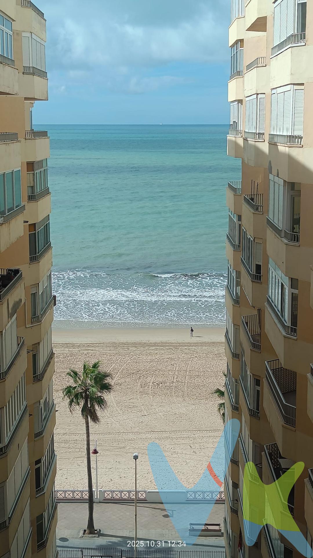 ¿Qué te gusta de vivir en Cádiz?, si lo que te gusta es el mar donde cada día despertarás con el sonido de las olas y donde cada atardecer te dará imágenes inigualables,  en esta vivienda lo tienes  todo.  ¿Quieres una vivienda amplia, con un gran salón-comedor, dormitorios amplios y una gran terraza?. En esta vivienda tienes 152 m2, bien distribuidos. Muchos de tus deseos se verán cumplidos en esta vivienda, donde una familia puede disfrutar de la intimidad de los dormitorios, sin renunciar a una zona de salón-comedor y terraza, con preciosas vistas al mar, en la que poder tener reuniones y comidas familiares. En ella la vida se siente un poco más bonita.  . Todo ello sin moverte de la ciudad. Bajar a la playa y darte un paseo por la orilla a unos metros o tomarte algo en una terraza en el Paseo Marítimo. Es de lo que disfrutarás en esta ciudad y por tanto, en esta vivienda. Vivienda situada en un edificio con amplio hall de entrada, portero físico 24 horas al día y con 6 ascensores al servicio de los vecinos. Todas las comodidades de un gran edificio. Si estás interesado en esta propiedad pero tienes que vender, contacta con nosotros, te ayudamos a encontrar comprador para tu vivienda. ------------------------------------------------------------------------------------------------------------------------------------------------------------. Informamos a nuestros clientes de que los gastos de notaría, registro, gestoría, impuestos y los honorarios de la agencia no están incluidos en el precio. A su vez, disponemos del documento informativo abreviado de la propiedad (según decreto 218/2005, del 11 de octubre) y de seguro de caución, para la protección del dinero entregado como señal para la reserva de una vivienda o inmueble. Por mandato expreso del propietario, comercializamos este inmueble en exclusiva, lo que le garantiza el acceso a toda la información, a un servicio de calidad, un trato fácil, sencillo y sin interferencias de terceros. Por este motivo, se ruega no molestar al propietario, a los ocupantes de la propiedad o a los vecinos. Muchas gracias por su comprensión.