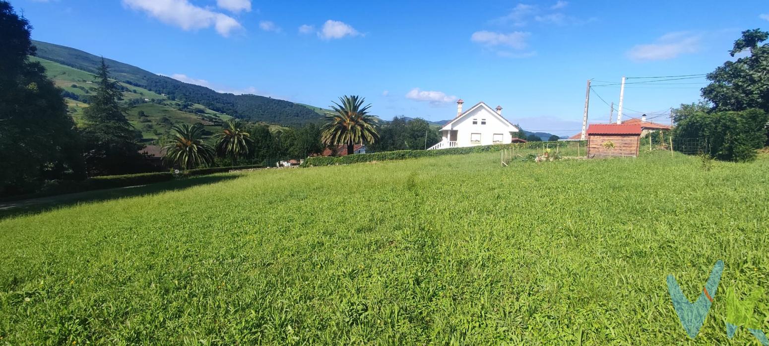 PARCELA URBANA EN SAN MARTÍN DE VILLAFUFRE¿Estás harto de buscar una bonita parcela donde construir tu hogar?Pues, ¡deja de buscar! Aquí tienes esta preciosa parcela urbana de 1.100 m2, con poca inclinación y con orientación de ladera Sur. Podrás poner una casa de madera, una mobil home o cualquier otra construcción que cumpla tus expectativas.Situada al lado de la carretera y ¡CON LUZ, AGUA Y ALCANTARILLADO!Se podría construir una casa de 200 m2 en una planta o 300m2 en dos, aproximadamente. San Martín de Villafufre es un pequeño pueblo que limita al Norte con Santa María de Cayón y al Sur con Villacarriedo, al A Oeste con Santiurde de Toranzo y al Este con Saro. Bien comunicado por carretera con Santander S-10 o A-67, a 30 minutos aproximadamente.¡¡¡LLÁMANOS Y TE INFORMAREMOS ENCANTADOS!!!Gastos e Impuestos no incluidos en el precio. Compra sujeta a ITP. El comprador se hará cargo de los costes de la escritura e inscripción en el Registro de la Propiedad. Más información sobre transparencia, impuestos, gastos y condiciones de compraventa en nuestra web www.activanorte.com\"
