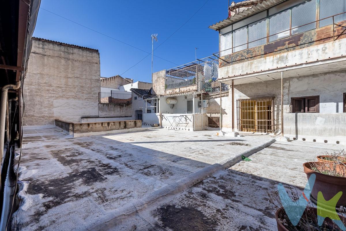 🌟 Terreno Urbano en El Realejo – Oportunidad Única en una Zona Inigualable. Presentamos un terreno urbano de 367 metros cuadrados edificables, situado en El Realejo, uno de los barrios más emblemáticos, tradicionales y con mayor proyección de Granada. Esta es una ubicación ideal para inversión, promoción inmobiliaria o construcción de una vivienda única con encanto andaluz. 📍 Ubicación Premium. El Realejo se caracteriza por su ambiente pintoresco y su proximidad al corazón histórico de la ciudad. Se encuentra a pocos minutos caminando de:. 	•	La Alhambra y el Generalife. 	•	La Catedral de Granada. 	•	Plazas y miradores con encanto. 	•	Restaurantes, cafeterías y tiendas boutique. 🧱 Potencial de Construcción. El terreno cuenta con 367 m² edificables, pudiendo construirse un máximo de cuatro plantas, incluida baja, con una ocupación máxima de un 80% de la superficie de parcela para cada una de las plantas de la edificación, permitiendo desarrollar:. 	•	Viviendas unifamiliares de diseño contemporáneo o tradicional. 	•	Viviendas plurifamiliares ,hotel o apartamentos turísticos. 	•	Proyecto mixto con espacio comercial + residencial (según normativa municipal). La edificabilidad y posibilidades específicas pueden consultarse en el Plan General de Ordenación Urbana vigente. 🌿 Un Entorno con Encanto. Este barrio combina la autenticidad de la cultura granadina. 📈 Inversión con Futuro. El Realejo es una de las zonas con mayor plusvalía en Granada, debido a:. 	•	Su atractivo turístico sostenible. 	•	La demanda estable de residencias y alojamientos turísticos. 	•	Su accesibilidad y cercanía al casco histórico. ✨ Una propiedad única y difícil de encontrar por superficie, ubicación y posibilidades. No dejes pasar esta oportunidad!. Ref. N366. * El PVP indicado no incluye impuestos ni gastos de Escritura. * Honorarios agencia no incluidos. * Las superficies expresadas en esta página tienen carácter descriptivo y son aproximadas. * Los precios pueden ser susceptibles de modificación sin previo aviso. 