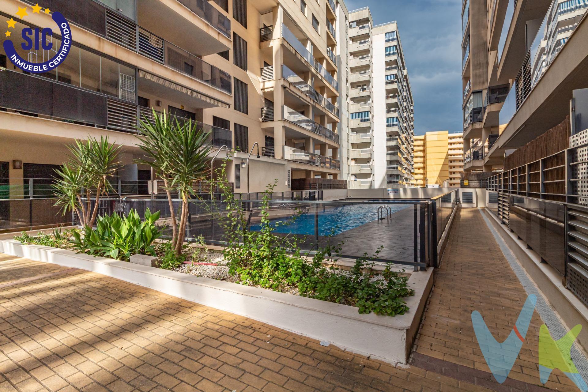 Descubre este encantador apartamento en Oropesa del Mar, ubicado en la codiciada zona de la Playa Morro de Gos. Con una superficie total de 57 m² construidos, esta propiedad cuenta con un amplio salón de 16 m² y una espectacular terraza cubierta de 13 m² que te permitirá disfrutar al aire libre durante todo el año. El dormitorio es doble y ofrece armario empotrado para maximizar tu espacio. La cocina está completamente equipada y se integra perfectamente con los demás espacios. Este hogar tiene orientación sur, lo cual garantiza luminosidad natural a todas horas. La urbanización destaca por sus excelentes instalaciones: relájate junto a la piscina comunitaria o aprovecha su plaza de aparcamiento privativa en el sótano; además contarás con calefacción impulsada por bomba frío-calor (conductos) para mayor confort en cualquier época del año. También tendrás acceso fácil a supermercados, colegios e incluso centros médicos cercanos. ¡No pierdas la oportunidad! Ideal tanto como residencia permanente como inversión vacacional. (*) Gastos, impuestos y honorarios de agencia no incluidos en el precio