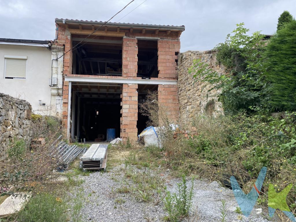 Si lo que busca es invertir en calidad de vida, o desarrollar un negocio turístico en un sector cada vez más demandado como es el turismo rural, descubra esta  casa pareada situada en una ubicación privilegiada, ya que se encuentra en un bonito entorno rodeado de naturaleza, pero con todos los servicios cerca, lo que ofrece la combinación perfecta entre la tranquilidad del campo y la comodidad del acceso a comercios, colegios, transporte y otros equipamientos esenciales.Esta vivienda de 240 m² construidos combina el carácter tradicional y rústico de la piedra y la madera.Actualmente está en proceso de rehabilitación integral, combinando un diseño moderno con materiales de alta calidad, y todo ello con el estricto cumplimiento de la normativa vigente.Características destacadas:-Estructura renovada: En 2024, se construyó la nueva estructura con vigas de hierro y hormigón, permitiendo espacios abiertos y una distribución muy diáfana.-Cimentación: Al mismo tiempo, también se llevaron a cabo las obras de cimentación, instalando la red de saneamiento y los sistemas de drenaje de toda la vivienda.-Aislamiento térmico superior: Se ha utilizado termoarcilla en las paredes, mejorando el aislamiento térmico y acústico, lo que contribuye a una mayor eficiencia energética y al confort en el hogar.-Tejado renovado: El tejado acaba de ser rehabilitado totalmente, incluyendo la instalación de dos ventanas Velux, que aportan luminosidad natural y ventilación a toda la vivienda.Ventajas para el comprador:-Certificación energética optimizada: Gracias a las mejoras en aislamiento y estructura, la vivienda alcanzará una alta calificación energética, reduciendo costes de calefacción y refrigeración.-Diseño personalizado: los compradores podrán terminar la rehabilitación, según el proyecto original del propietario, o adaptarla a sus propias necesidades o preferencias, y con una excelente proyección tanto para vivienda familiar como para alojamiento rural, y todo sin renunciar a las comodidades de la vida moderna.Además, dispone de un garaje con capacidad para dos vehículos, perfecto para las familias, o para quienes valoran el espacio adicional,  y en la parte delantera de la propiedad, encontrará un jardín orientado al sur de aproximadamente 90 m², ideal para disfrutar del sol durante todo el día, instalar una zona de estar al aire libre o incluso crear su propio huerto. ¡No dude en contactar para más información o concertar una visita!