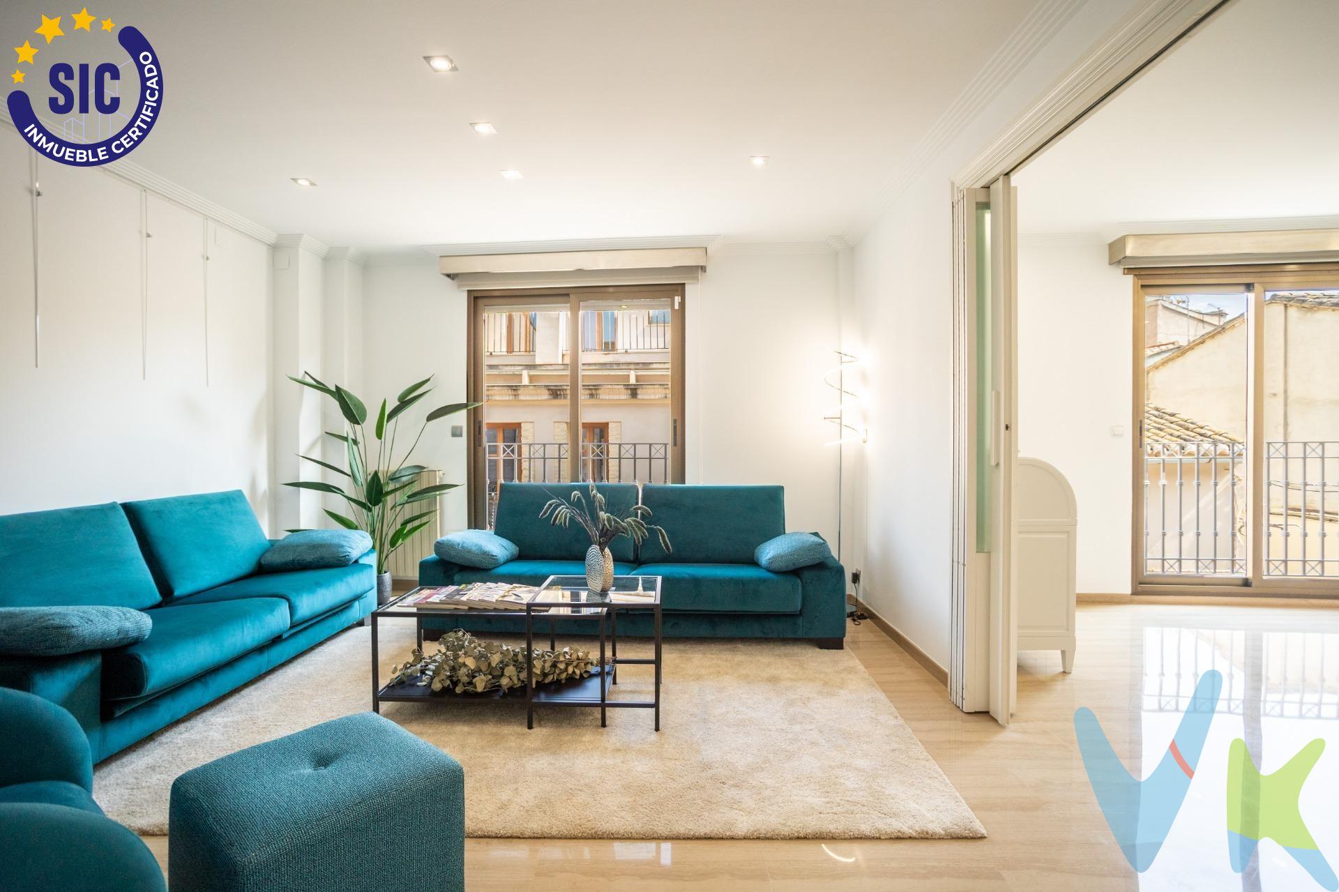 Presentamos en VENTA O ALQUILER CON OPCIÓN A COMPRA una joya arquitectónica en entorno tranquilo: LUZ, DISEÑO Y PRIVACIDAD EN CADA RINCÓN. En una calle serena, se alza esta vivienda única, concebida para quienes buscan EXCELENCIA, CONFORT Y PRIVACIDAD. Distribuida en tres alturas más un solárium, ofrece una EXPERIENCIA DE VIDA INIGUALABLE, donde el DISEÑO se fusiona con la FUNCIONALIDAD más refinada. La LUZ NATURAL  fluye desde una majestuosa claraboya central, iluminando cada estancia de la casa —incluso los baños— y generando una atmósfera cálida y envolvente. Las persianas eléctricas en toda la vivienda, junto con luces LED regulables, radiadores centrales, sistema de alarma, ventanas de alta eficiencia y puertas de seguridad, conforman un HOGAR DE ALTA GAMA. Las paredes con doble cámara aseguran un AISLAMIENTO ACÚSTICO sobresaliente, garantizando privacidad y serenidad en el interior. Desde diciembre de 2023, esta casa cuenta además con una instalación de PLACAS SOLARES que no solo reduce considerablemente el consumo eléctrico, sino que también te permite vivir de forma más sostenible y eficiente. Ahorra en tus facturas mientras cuidas del planeta, aprovechando al máximo la energía del sol que baña tu terraza cada día. El sótano, de generosas dimensiones, alberga capacidad para aproximadamente seis vehículos y permite incorporar un gimnasio privado o espacio de recreo personalizado, además de un aseo. . Tanto la vivienda como el garaje tienen salida a dos calles. . La planta principal acoge un elegante recibidor que da paso a un salón con VINOTECA y una sala de descanso independiente. La cocina office, de líneas limpias y modernas, dispone de encimera Silestone, frigorífico doble, armarios empotrados en toda una pared, sistema de osmosis y electrodomésticos de alta calidad. En esta misma planta, encontramos tres dormitorios dobles, todos con armarios empotrados, televisores y un alto nivel de confort. Se disponen también dos baños completos de grandes dimensiones: uno de uso general y otro integrado en la suite principal, que además cuenta con un ESPACIOSO VESTIDOR y acceso a una TERRAZA cuidadosamente amueblada que se convierte en una prolongación del dormitorio: un rincón ideal para el descanso, la lectura o una copa al atardecer, gracias a sus detalles decorativos que invitan a disfrutar del exterior en total intimidad. Completan esta planta una zona de LAVANDERIA INDEPENDIENTE, equipada con lavadora y secadora de primeras marcas, y ZONA GOURMET CON PAELLERO. La segunda planta de 80m2 diáfana y versátil, incluye una estancia con un despacho versátil, ideal para trabajar desde casa o convertirse en el lugar que siempre has soñado según tus necesidades, con armarios a medida y salida a un espectacular solárium con vistas despejadas, equipado con hamacas de diseño, ducha exterior y aseo: un espacio pensado para desconectar y disfrutar del entorno con total privacidad. Una vivienda singular, donde la estética, la calidad constructiva y el bienestar se unen para ofrecer un estilo de vida excepcional. Contáctanos para agendar una visita y estaremos encantados de atenderte! 🏡✨. La descripción y los datos del presente inmueble tienen carácter meramente informativo y en ningún caso contractual. En el precio de la vivienda no están incluidos los honorarios de agencia, gastos de compraventa y/o financiación. Por mandato expreso del propietario, comercializamos este inmueble en exclusiva compartida, lo que garantiza un servicio de calidad, un trato fácil y personalizado, una gran difusión en nuestras redes compartidas y sin interferencias de terceros. Por este motivo se ruega no molestar al propietario, a los ocupantes de la propiedad, a los vecinos o conserjes del edificio si los hubiera. Si eres una agencia, llámanos colaboraremos contigo. Muchas gracias. 