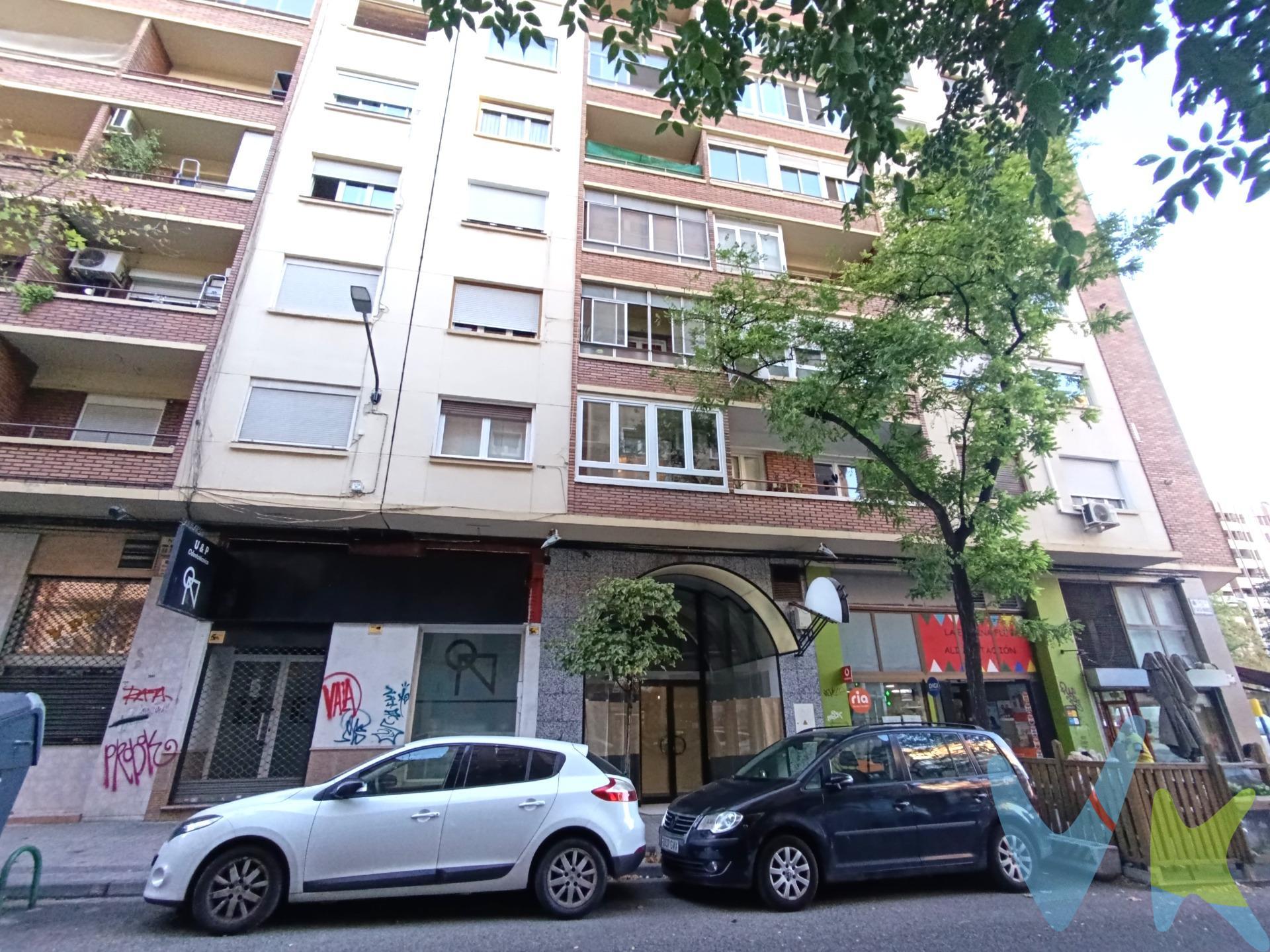 CALLE BONIFACIO GARCIA MENENDEZ.- ¡Excelente oportunidad para emprender! Si estás buscando un local donde poner en marcha tu negocio, este espacio puede ser justo lo que necesitas. Local comercial de 57 m² útiles, totalmente reformado, situado en una zona muy comercial, con gran visibilidad y movimiento. El local se encuentra preparado para comenzar una nueva actividad y dispone de cuarto de baño, además de un práctico altillo de 38 m², perfecto como almacén, despacho o espacio de uso personal. Una superficie adicional que ofrece muchas posibilidades y permite aprovechar al máximo el inmueble. Su excelente estado, junto con su ubicación y distribución, hacen de este local una opción ideal para quienes buscan empezar un negocio sin tener que afrontar una reforma importante. Una oportunidad para dar el paso y convertir tu proyecto en realidad en un espacio versátil, reformado y con muchas posibilidades. No dejes de ver la visita virtual 360º donde podrás ver con todo detalle esta vivienda. Gastos e impuestos no incluidos. A título orientativo, en segundas transmisiones, el comprador abonará: Impuesto sobre Transmisiones Patrimoniales (ITP), tipo general en Aragón al 8% (*). Base de cálculo: mayor valor entre precio de compraventa o valor de referencia catastral. Gastos de Notaría y Registro: Aranceles variables según precio, número de copias y complejidad; cálculo según tarifas normativas. Si se precisa hipoteca: Tasación, condiciones y costes bancarios según entidad elegida por el comprador; así como gastos de gestoría y cualesquiera otros inherentes a la compraventa. No se incluyen otros gastos o tributos que puedan por Ley corresponder al comprador. Operación sujeta a doble mediación. Existen honorarios a cargo del comprador, salvo pacto en contrario, no incluidos en PVP. El consumidor conforme a la normativa vigente podrá solicitar información y documentación adicional relativa al inmueble, sus características, condiciones de la operación y del servicio de mediación en la oficina y/o a través de nuestro teléfono de contacto o mail. La agencia actúa exclusivamente como intermediaria en la compraventa, cuyas condiciones, en todo caso, estarán sujetas a la aceptación expresa del vendedor del inmueble y posterior formalización del contrato. La información suministrada se corresponde con la disponible a la fecha de publicación, pudiendo variar en función de las circunstancias o actualizaciones legales, contractuales y fiscales. Anuncio de carácter meramente informativo. Para una información exhaustiva sobre el funcionamiento, tipos impositivos y bonificaciones del ITP en Aragón, puede consultar el portal oficial de la Agencia Tributaria Autonómica. Tarifas notariales y registrales reguladas en el Anexo I del Real Decreto 1426/1989 y Anexo I del Real Decreto 1427/1989, respectivamente. Anuncio no vinculante, puede contener errores.
