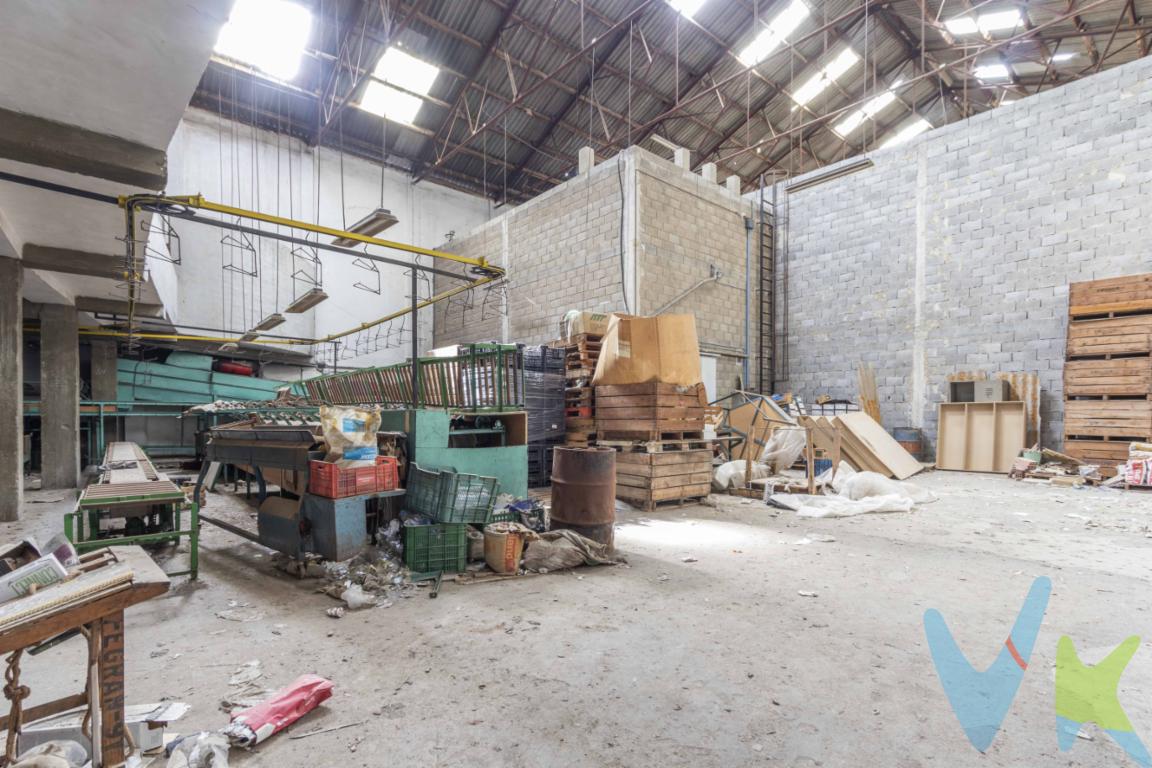 Se ofrece en venta una excepcional nave industrial ubicada en el corazón de Faura,  para aquellos que buscan una inversión sólida en una zona de creciente desarrollo industrial. Gran oportunidad de inversión: Nave industrial con un total de 1.007 m² . La finca se compone de dos parcelas integradas bajo una referencia matriz,Construida en el año 1970, la nave ha mantenido su estructura robusta y ha sido testigo de la evolución industrial de la región.La nave está diseñada para maximizar cada metro cuadrado, ofreciendo áreas diáfanas que facilitan la organización y acomodo de maquinaria, almacenamiento de productos o cualquier otro uso que se considere necesario. Las altas dimensiones son ideales para empresas que requieren de espacio adicional para operaciones logísticas o distribución.La ubicación de esta nave es otro de sus atractivos. Situada estratégicamente en Faura, ofrece fácil acceso a las principales vías de comunicación de la región, lo cual es crucial para empresas dedicadas al transporte o distribución. Este emplazamiento permite una conexión rápida y eficiente con el resto de la comunidad autónoma y del país.Faura es conocida por su entorno industrial en expansión, lo que hace de esta nave una oportunidad única para aquellos que desean formar parte de una comunidad activa y en crecimiento. Invertir en este inmueble no solo le proporciona una base operativa excepcional, sino también la capacidad de integrarse en una red dinámica de negocios que fortifica el éxito empresarial.La estructura de la nave, conjunto de historia y vigor, está preparada para soportar las exigencias comerciales actuales. Esto ofrece a los potenciales compradores la seguridad de adquirir un espacio duradero y de calidad. La flexibilidad del espacio interior le permitirá adaptar la nave a múltiples usos, ya sea producción, almacenamiento o como centro logístico.La propiedad habla por sí sola. Sin embargo, llamame  pra visitarla y poder valorar, las posibilidades que brindan sus amplias dimensiones, y cómo la ubicación favorece las actividades comerciales diarias.En resumen, esta nave industrial en Faura es una opción destacada para aquellos emprendedores o empresas que desean hacer una inversión inteligente y garantizada. No deje pasar la oportunidad de visitar este inmueble y visualizar cómo podría convertirse en la base de sus futuros éxitos empresariales. La amplitud, ubicación estratégica y solidez estructural hacen de esta nave industrial una inversión que no debe dejarse escapar.Se muestra a título informativo y no contractual. El precio no incluye lo siguiente: Honorarios de la agencia inmobiliaria, impuestos (IVA, ITP) y otros gastos de la Compraventa (notaria, gestoría y registro).