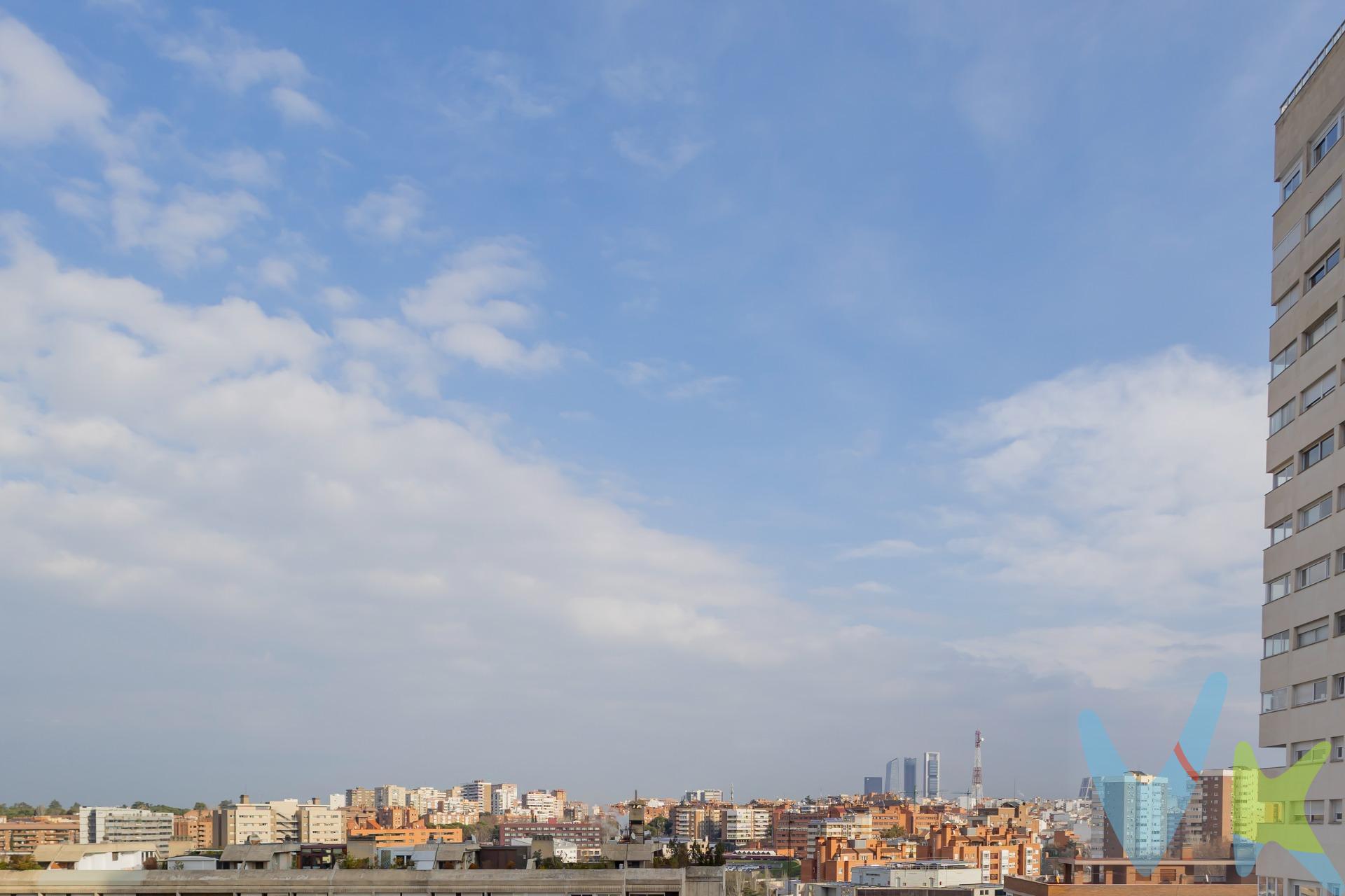 Vivir en una décima planta con vistas a todo Madrid es un privilegio al alcance de muy pocas viviendas, y esta es una de ellas. Desde el primer instante, nos encontramos con una vivienda completamente reformada y exterior con espacios amplios, vistas despejadas de la ciudad que convierte el hogar en un auténtico mirador y muchísima luz. El amplio hall de entrada nos da paso al salón independiente con terraza y comedor con enorme ventanal, se trata de una estancia generosa y elegante, perfecta para diferenciar con claridad la zona de estar y el comedor. La luminosidad, junto con el suelo de tarima, aporta una agradable calidez y continuidad visual. El comedor, separado del salón, invita a reuniones familiares y cenas tranquilas, manteniendo la independencia y el confort de cada ambiente. La cocina, amplia y funcional, se presenta amueblada y cuenta con un valor añadido cada vez más difícil de encontrar: despensa y zona de lavado independiente, ideal para quienes valoran el orden, la capacidad de almacenaje y la practicidad en el día a día. La zona de descanso está compuesta por cinco dormitorios de excelente tamaño, versátiles y adaptables a cualquier necesidad. La vivienda se completa con tres baños completos y un aseo, bien distribuidos para dar servicio con comodidad a toda la casa. El precio incluye plaza de garaje y trastero en la misma finca. Cabe destacar, además, que el edificio dispone de acceso PMR, convirtiendo esta vivienda en una opción inclusiva, cómoda y preparada para todas las etapas de la vida. Dispone de conserje, montacargas y cuarto de basuras. Ubicada en la calle Santiago Rusiñol, una vía tranquila y residencial, rodeada de edificios consolidados y zonas verdes, ofrece un entorno silencioso sin renunciar a la cercanía de servicios y excelentes comunicaciones. Ciudad Universitaria es una de las zonas más valoradas de Madrid por su equilibrio entre naturaleza, servicios y conexión, con universidades, hospitales, comercios de proximidad, metro, autobuses y rápidos accesos al centro de la ciudad. Por metros, distribución, accesibilidad y ubicación, este piso representa una oportunidad excepcional para quienes buscan una vivienda amplia, exterior y totalmente reformada. Información adicional:. •	Metros construidos según registro: 192,71 m². •	Metros catastrales: 251M2 (vivienda 180 m², parking 12 m², trastero 5 m², más elementos comunes). •	Metros útiles aproximados: 170 m². Este anuncio no es vinculante y puede contener errores. Se muestra a título informativo y no contractual. El precio publicado no incluye el mobiliario ni la decoración, ni los impuestos, ni los honorarios derivados del servicio de compra. El comprador asumirá, además del precio de compraventa, un coste adicional del 3 % del precio del inmueble en concepto de servicio de gestión, asesoramiento y acompañamiento en todo el proceso de compra; un 6 % correspondiente al Impuesto de Transmisiones Patrimoniales (ITP); los gastos de notaría, que supondrán aproximadamente entre un 0,2 % y un 0,5 % del valor de la vivienda; y los gastos de inscripción en el Registro de la Propiedad, estimados entre un 0,1 % y un 0,25 % del precio de compraventa. 📞 Contacta para más información o para concertar una visita. 