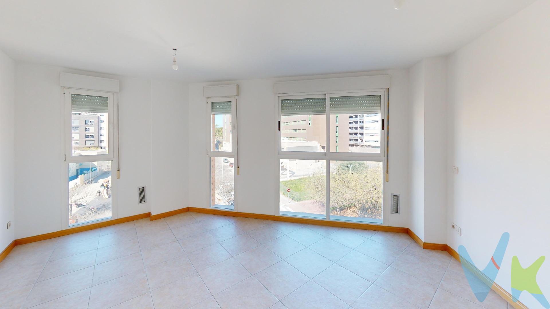 Presentamos una atractiva vivienda esquinera que destaca por su luminosidad gracias a la consideración de sus amplios ventanales. Con un área total de 75 m², esta propiedad se distribuye eficazmente comenzando con un acogedor hall que da paso a un elegante comedor-salón haciendo esquina entre dos calles (Illa Baleato-Salvador Guinot). La cocina incluye práctica galería. Dispone además de una habitación principal equipada con vestidor y otra doble dotada de armario empotrado, ambas orientadas al exterior para mayor confort e iluminación natural. El baño completo cuenta tanto con bañera como ducha, proporcionando versatilidad según las necesidades diarias del hogar. Incluimos también en el precio un valioso trastero así como una plaza de garaje situados dentro del mismo edificio; características escasas muy demandadas actualmente en la zona Sur donde está ubicada la propiedad. Esta magnífica opción residencial está rodeada por toda clase servicios: colegios cercanos, farmacias accesibles, supermercados variados hasta centros comerciales importantes y buenas conexiones mediante transporte público hacia otras áreas urbanas incluyendo autobuses frecuentes o centros médicos esenciales próximos para todos los residentes locales interesados sin complicaciones adicionales ni desplazamientos innecesarios. !!!VEN A VISITARME!!!!. Este inmueble es en exclusiva, con lo que le facilitamos cualquier información sobre la vivienda. Por este motivo, solicitamos no molesten al propietario, ocupantes de la propiedad, vecinos o conserje de la comunidad. En todos los casos los precios expuestos son más impuestos y gastos derivados de la transmisión del inmueble. 