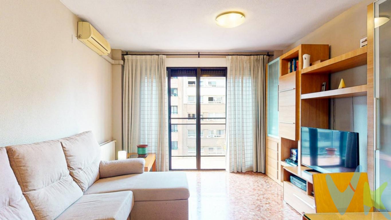 Vivienda muy luminosa, al estar en una quinta planta.. Con una antigüedad del 2001, la vivienda se encuentra en buen estado de uso, disponiendo de calefacción por radiadores y sistema de aire acondicionado tipo split.. Amplia, ideal para familias amplias o para teletrabajar, pues se distribuye en cuatro habitaciones, todas con armarios empotrados, dos cuartos de baño, uno de ellos en habitación principal, y cocina con galería.. El edifico dispone de ascensor a cota cero, por lo que da accesibilidad a personas con movilidad reducida.. La calle Pianista Amparo Iturbi es muy amplia y espaciosa, por lo que la sensación desde el balcón es muy despejada.. El edifico dispone de garaje propio, por lo que cabe la posibilidad de alquilar plaza amplia por tan solo 60EUR mes.. . Esta propiedad tiene una ubicación excelente, céntrica y muy bien comunicada. Está ubicada en La Raiosa, por lo que estamos a cinco minutos de la Plaza España y a 8 ó 10 en el centro de Valencia andando. A escasos 200 metros tenemos acceso al nuevo Parque Central, una maravilla verde en el centro de la ciudad. Tiene la parada del metro de la Estación de Jesús a un paso, al igual que la Estación de AVE. La accesibilidad por vehículo también es excelente, tanto hacia el centro como hacia el exterior por la Ronda Sur y la Cale San Vicente Mártir. La zona está perfectamente consolidada y dispone de todo tipo de comercios, servicios, parques, colegios y centros de salud, además para el producto fresco tenemos muy cerca el Mercado de Jesús y un Mercadona. Líneas de la EMT próximas, 9, 10, 11, 18, 27, 89 y 90.. . Sabemos lo difícil que es encontrar la vivienda perfecta, y ésta se puede acercar a ella. Llámanos ya y no pierdas la oportunidad de conocer el que puede ser tu futuro hogar.. . Por mandato expreso del propietario, comercializamos este inmueble en exclusiva, lo que le garantiza un servicio de calidad, un trato fácil, un proceso sencillo, rápido y sin interferencias de terceros. Por este motivo, se ruega no molestar al propietario, a los ocupantes de la propiedad, a los vecinos o conserjes del edificio o urbanización si los hubiera.. . Muchas gracias por su comprensión. Si Usted es agencia inmobiliaria y tiene un cliente para este inmueble, llámenos, estaremos encantados de colaborar en esta y otras operaciones.