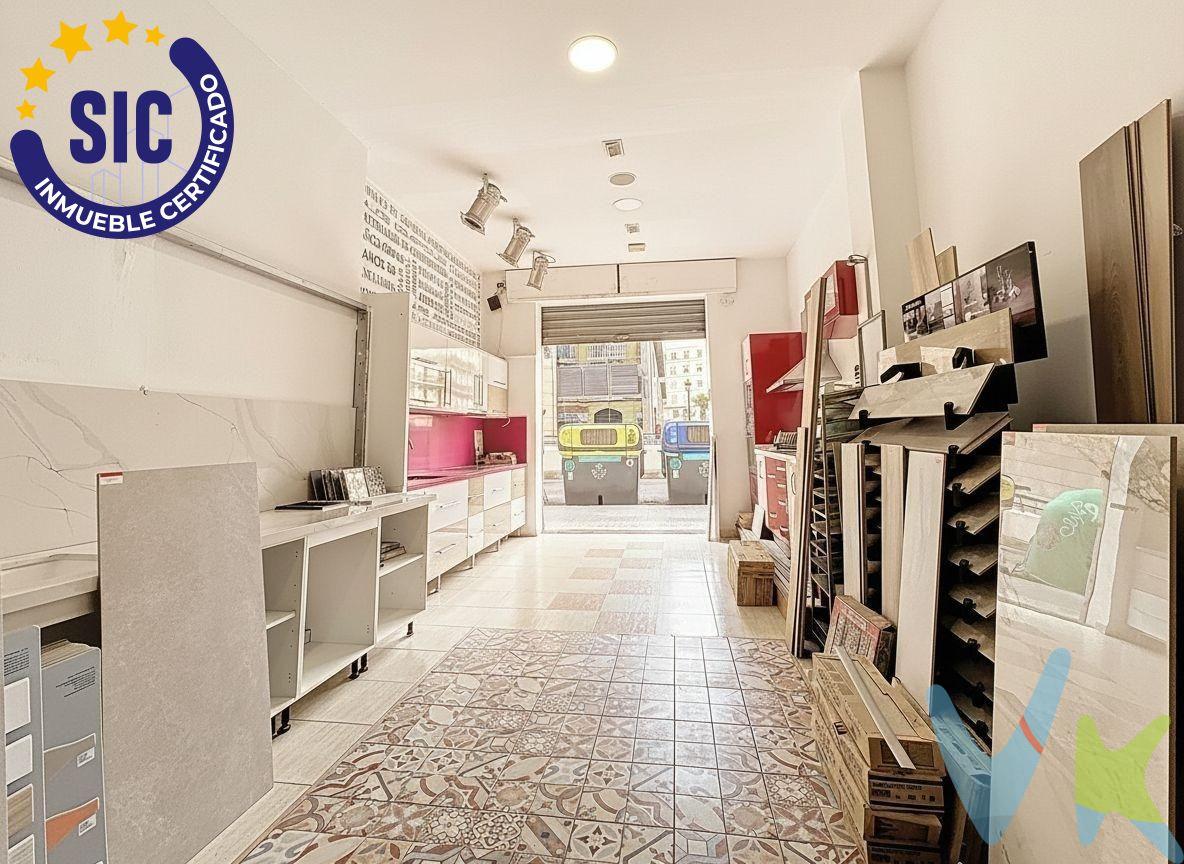 ¿Buscas un espacio comercial con excelente visibilidad, buena distribución y ubicación inmejorable? . Este local es una oportunidad única para emprendedores, inversores o empresas que valoran la funcionalidad y el entorno urbano. Ubicación privilegiada. Situado en una calle con tránsito peatonal y vehicular constante, a escasos metros de puntos neurálgicos de la ciudad:. Menos de 100 metros de la Estación del Norte (tren). A solo 130 metros de estación de metro. A 650 metros del Ayuntamiento de Valencia. Una localización ideal para atraer clientes, facilitar logística y posicionar tu negocio en el corazón de la ciudad. Estado y distribución. Actualmente utilizado como tienda de materiales de construcción, el local se encuentra en excelente estado de conservación, gracias al mantenimiento profesional de sus propietarios, expertos en reformas. Superficie. Superficie según Catastro: 194 m². Superficie medida manualmente: 183,52 m², distribuidos en:. Planta baja: 119,92 m². Espacio principal: 114,84 m². Aseo: 3,22 m². Bodega: 1,86 m² (tiene preparación para otro aseo). Entrepiso (oficina): 14,40 m². Planta superior: 49,20 m². Bodega: 26,26 m². Terraza privativa: 22,94 m². Distribución funcional. Planta baja: Espacio diáfano adaptable a múltiples actividades (comercio, despacho técnico, showroom, etc.). Incluye un baño completo y una. habitación contigua con preinstalación para un segundo baño. Entrepiso: Oficina funcional construida sobre estructura intermedia, aprovechando la altura del local. Planta superior: Habitación utilizada como almacén, con acceso a una terraza privativa que aporta luz natural mediante claraboya. Ventajas competitivas. Superficie amplia y versátil. Distribución flexible con múltiples posibilidades de uso. Terraza privativa con entrada de luz natural. Ubicación estratégica con acceso inmediato a transporte público y centros administrativos. Local en uso activo, lo que garantiza su funcionalidad y estado. Este inmueble combina ubicación, espacio y potencial. Una oportunidad para establecer tu negocio en una zona con alta demanda y excelente conectividad. VENTA:. PVP 280.000€.  Gastos e impuestos no incluidos en el precio. La compra conlleva impuestos y gastos de formalización para el comprador. A título orientativo se informa que en segundas transmisiones el  ITP  con carácter general en  Valencia  es del  10%, pudiendo existir otros tipos impositivos atendiendo a  las circunstancias  personales del comprador u otras circunstancias previstas legalmente. Base imponible del impuesto el mayor valor entre el precio de compraventa, la tasación o el valor de referencia catastral. En cuanto a los gastos de  notaría y registro, en su caso,  suelen oscilar aprox; entre 1,5% y 2,5% (aranceles variables según precio, n.º de copias y complejidad). El comprador elige notario. Si el comprador precisase de  hipoteca: tasación, condiciones y costes bancarios serán según entidad elegida por el comprador, así como los gastos de gestoría, y cualesquiera otros gastos inherentes a la formalización de la compraventa que legalmente correspondan a la parte compradora, salvo pacto expreso en contrario con el vendedor. El consumidor tiene,  conforme a la normativa vigente, a su disposición información y documentación adicional relativa al inmueble y condiciones de la compraventa, que podrá ser consultada en C/Joaquín Costa 4, bajo 46005 Valencia o urbe2@remax.es. Honorarios de mediación inmobiliaria a cargo del  COMPRADOR: (3% del precio final de venta más IVA (21%), salvo otro pacto.); y  de VENDEDOR (según acuerdo con el mismo). . Se informa al consumidor que la agencia actúa como intermediaria inmobiliaria en la operación, estando cualquier eventual compraventa y sus condiciones sujeta a la aceptación expresa del propietario-vendedor y a la posterior formalización del correspondiente contrato.