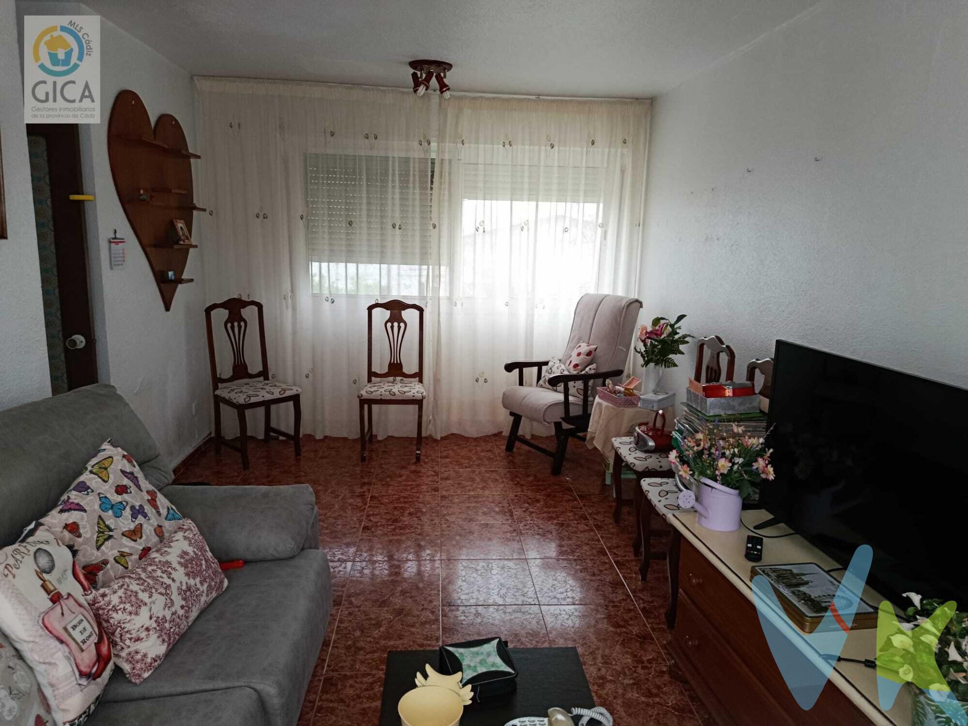 Se vende vivienda situada en la barriada del Saladillo, en C/ Federico García Lorca. Ubicada en una tercera planta SIN ascensor. La vivienda cuenta con una distribución funcional: dispone de tres habitaciones, salón luminoso con acceso a una amplia ventana, cocina independiente y un baño completo. El piso se encuentra en estado de origen, lo que ofrece una excelente oportunidad para adaptarlo y reformarlo a tu gusto, sacando el máximo partido a su distribución y posibilidades. La zona cuenta con todos los servicios básicos cercanos como comercios, transporte y zonas de uso cotidiano. Ideal tanto como para primera vivienda como personalizar para inversión. ------------------------------------------------------. Transparencia de precio, impuestos y honorarios:. El precio publicado corresponde únicamente al precio de venta del inmueble y no incluye impuestos, gastos de compraventa ni honorarios a cargo del comprador. Impuestos: ITP o IVA+AJD (según la naturaleza de la transmisión). En Andalucía, en segundas transmisiones el ITP es 7% con carácter general, pudiendo aplicarse tipos reducidos (6% o 3,5%) si se cumplen requisitos. Base del impuesto: con carácter general, la base será la mayor entre el precio declarado y el valor de referencia (según normativa aplicable). Gastos de compraventa: notaría, registro y, en su caso, gestoría (desde 2.000€ orientativo, según operación). Honorarios comprador (no incluidos): 3% + IVA, con mín. 3.500€ + IVA si precio < 115.000€. Se informan y aceptan por escrito (hoja de encargo/servicios) antes de la visita y de cualquier gestión vinculada a la compra. Ficha informativa (Decreto 218/2005) a disposición del interesado. Fuentes oficiales: información tributaria y valor de referencia disponibles en fuentes oficiales de la Junta de Andalucía y se facilitan a quien lo solicite. . 