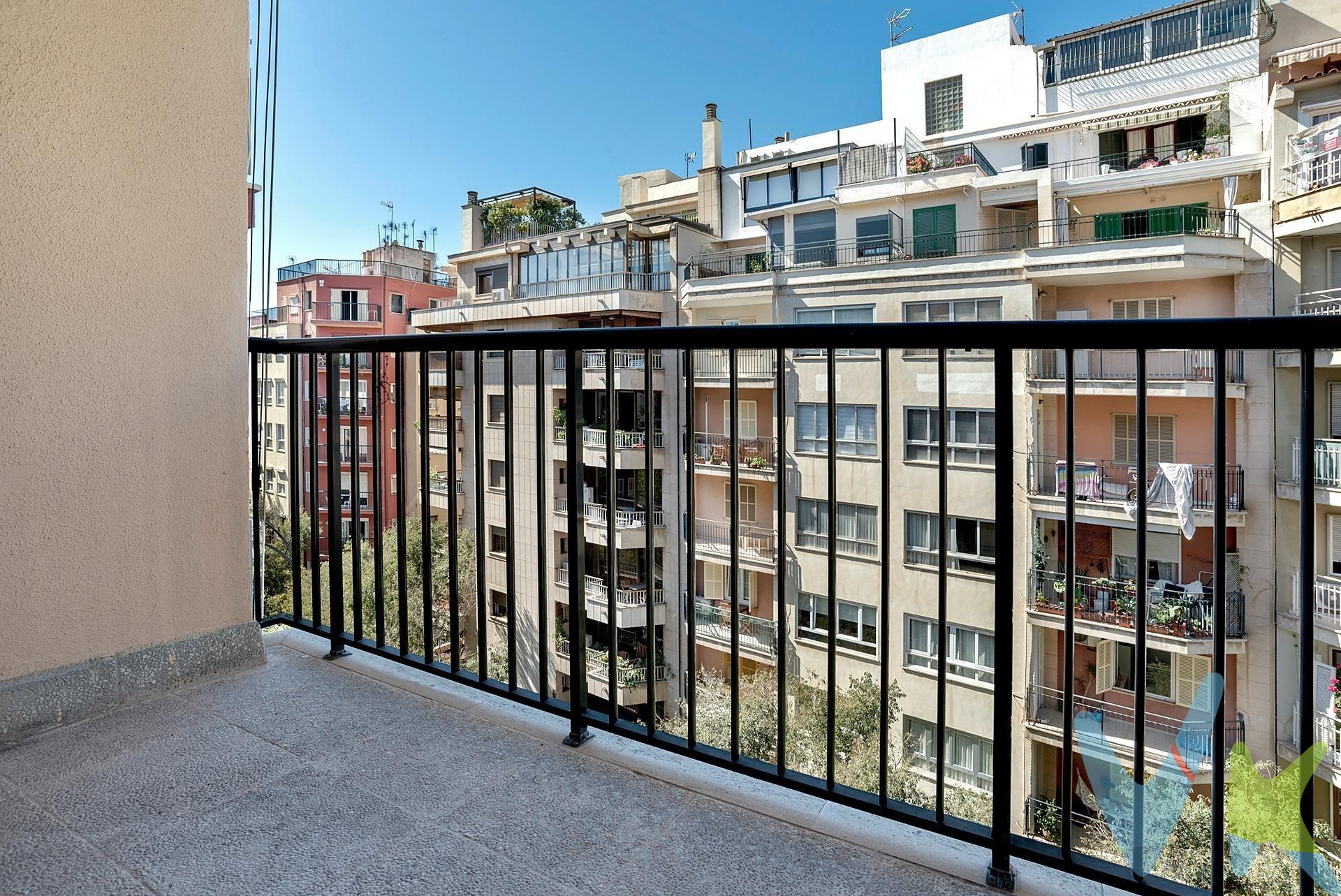 Este espacioso piso de  165m², ubicado en la céntrica y vibrante Calle Blanquerna, ofrece una excelente oportunidad para personalizarlo a tu gusto. Actualmente, cuenta con 3 habitaciones, 2 baños completos, 1 aseo y trastero/coladuría. Aunque la vivienda necesita algunas actualizaciones, su distribución incluye 2 salones, lo que brinda la opción de convertir uno de ellos en una cuarta habitación si es necesario. El piso dispone de 2 balcones, uno de ellos con vistas a la propia calle Blanquerna, lo que le aporta luminosidad y una conexión directa con el entorno. Además, incluye una plaza de aparcamiento, un valor añadido que facilita el día a día. La comunidad es accesible para personas con movilidad reducida (PMR) y cuenta con dos ascensores, lo que garantiza comodidad y facilidad de acceso. . Para más información o visitas, no dude en contactarnos. *Este inmueble se comercializa mediante el sistema VentaPlus de ABSI (Agrupación Balear de Servicios Inmobiliarios) y Ia agencia comercializadora ha supervisado Ia documentación necesaria para Ia compraventa". 