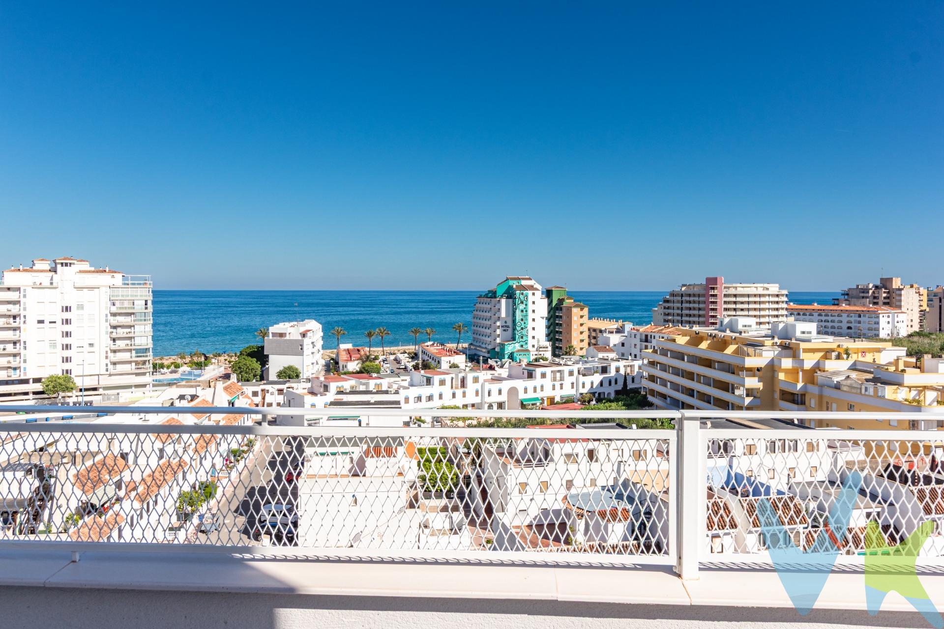 Descubre este espectacular ático a estrenar en Peñíscola, ubicado a escasos 250 metros de la codiciada Playa Norte. Con una superficie construida de 73 m² y un diseño moderno que maximiza el espacio, esta propiedad cuenta con dos confortables dormitorios dobles y dos baños completos. La joya del hogar es su amplia terraza de 58 m² orientada al Sur, ideal para disfrutar del sol mediterráneo mientras contemplas las impresionantes vistas frontales al mar. Equipado con climatización frío-calor por conductos, armarios empotrados y una cocina totalmente equipada lista para usar. Además, podrás beneficiarte de lujosos extras como piscina comunitaria perfecta para refrescarte durante los calurosos días estivales y pista de pádel dentro de la urbanización rodeada por zonas ajardinadas bien cuidadas. Incluye dos plazas privativas de aparcamiento. (*) Cláusula de Transparencia y Desglose de Gastos. En cumplimiento de las obligaciones de información previstas en la Ley 10/2025, de 28 de diciembre, de servicios de atención a la clientela y transparencia, así como en la normativa sectorial vigente, se hace constar que el precio indicado no incluye los gastos e impuestos inherentes a la adquisición, los cuales se desglosan a continuación:. - Impuesto sobre el Valor Añadido (IVA): El tipo impositivo de aplicación nivel estatal es el 10%. - Impuesto sobre Actos Jurídicos Documentados (AJD): Se aplicará el tipo impositivo vigente en la Comunidad Valenciana, generalmente el 1,5%, sin perjuicio de tipos reducidos aplicables según las circunstancias personales del comprador o las características del inmueble. El impuesto se devenga sobre el Valor de Referencia Catastral o el precio de venta, aquel que resulte superior. Para una información exhaustiva sobre el funcionamiento, tipos impositivos y bonificaciones del ITP, puede consultar el portal oficial de la Agencia Tributaria autonómica en el siguiente enlace: www.atv.gva.es/es/itpajd. - Gastos de Notaría: Los honorarios notariales se calcularán conforme al arancel oficial regulado en el Anexo I, del Real Decreto 1426/1989, de 17 de noviembre, por el que se aprueba el arancel Notarial. - Gastos de Registro: La inscripción en el Registro de la Propiedad se facturará según el arancel oficial establecido en el Anexo I, del Real Decreto 1427/1989, de 17 de noviembre, por el que se aprueba el arancel de los Registradores de la Propiedad. - Gastos de Gestión: Los honorarios por la tramitación administrativa, liquidación de impuestos e inscripción registral, en el supuesto de ser a cargo de la agencia inmobiliaria, ascienden a 302,50 € (IVA incluido). - Honorarios Agencia del Vendedor: incluidos en el precio publicado.