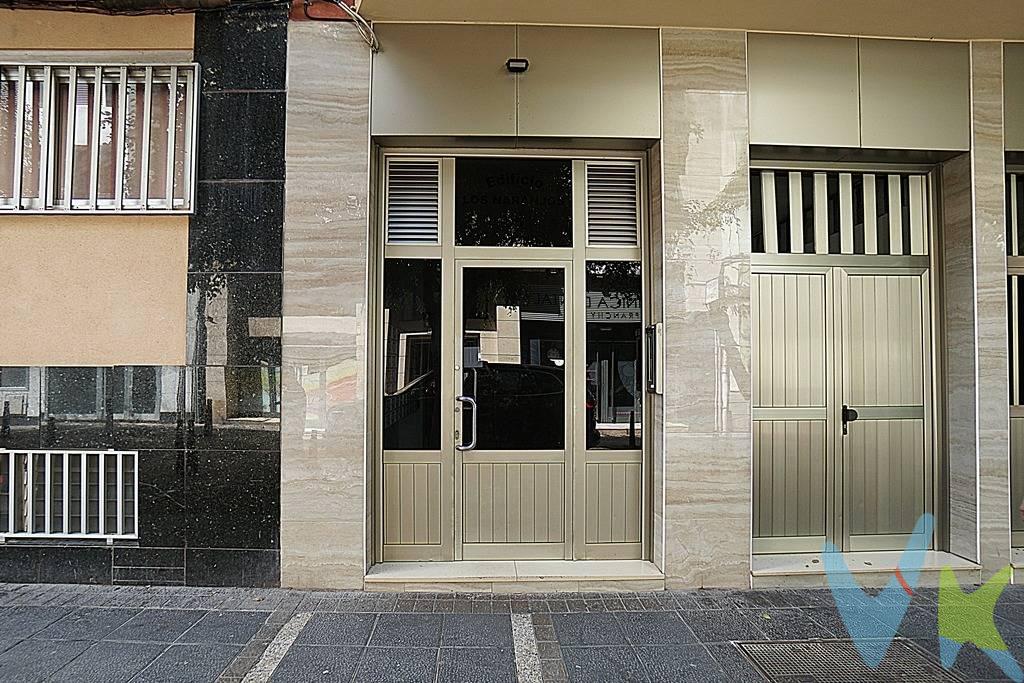 Acogedor estudio de 25 m² construidos y 23 m² útiles, situado en una ubicación privilegiada, a tan solo 100 metros de la Playa de Las Canteras. La vivienda es interior, diáfana y sin dormitorio independiente, con una distribución práctica y funcional que incluye zona de estar y descanso, cocina equipada y baño completo. Se encuentra en excelente estado de conservación, lista para entrar a vivir y cuenta con una agradable luminosidad. Su ubicación, a pocos pasos del mar y rodeada de todos los servicios, restaurantes, comercios y transporte, convierte esta propiedad en una excelente oportunidad para inversores, por el atractivo de la zona y la demanda de alojamiento y alquiler. Ideal también como segunda residencia o pequeño refugio junto al mar. Una oportunidad de inversión en una de las zonas más demandadas de Las Palmas de Gran Canaria.