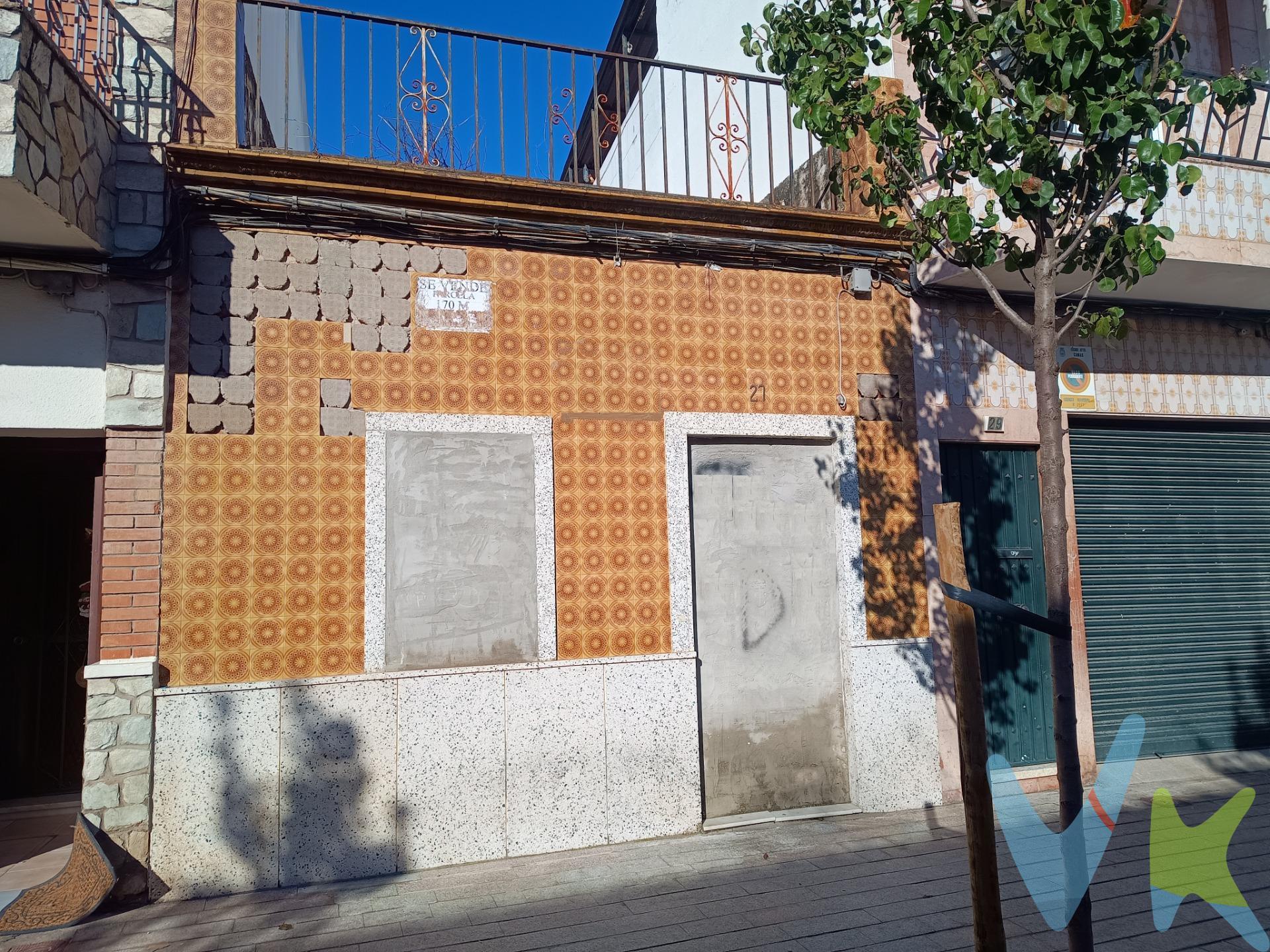 Oportunidad Única: Casa de Pueblo para Reformar en el Corazón de Camas (Sevilla). Ubicación Inmejorable en Calle Juan Agustín Palomar. Presentamos esta magnífica casa adosada con parcela de 170 m² en una ubicación privilegiada y céntrica de Camas. Una oportunidad excepcional para inversores o para crear el hogar de sus sueños a medida, aprovechando su gran potencial y dimensiones. •	Superficie de Parcela: 170 m². •	Dimensiones: 5 metros de fachada x 36 metros de fondo. •	Distribución: Actualmente en una sola planta (con posibilidad de edificación superior, consultar normativa). Un Lienzo en Blanco con Enorme Potencial. El gran fondo de la parcela (36 metros) permite proyectar una vivienda con amplias zonas exteriores, patio y piscina, algo muy cotizado en el centro de la localidad. La casa necesita una reforma integral, ofreciendo total libertad para adaptarla a cualquier diseño moderno o tradicional. ¡La inversión perfecta para revalorizar al máximo!. ⚠️ NOTA IMPORTANTE SOBRE EL ACCESO. Debido al estado actual de la propiedad, la puerta principal se encuentra tabicada por seguridad. •	Actualmente no es posible acceder a su interior para visitas. •	Las fotos corresponden únicamente al exterior y fachada. •	Para la retirada del tabique y el acceso al interior, se requiere autorización expresa de los propietarios, supeditada a una oferta en firme o una justificación muy específica. No deje pasar esta excelente oportunidad de inversión en la mejor zona de Camas. Informamos a nuestros clientes que el precio de venta no incluye lo siguiente: Honorarios de la agencia inmobiliaria, impuestos (el Impuesto de Transmisiones Patrimoniales, I.V.A. o A.J.D., en su caso), otros gastos de la compraventa (gastos de registro de la Propiedad, Notaría, gestoría ni de posible financiación). Documento F.I.A. a disposición del consumidor según Decreto 218/2005 Junta de Andalucía. 