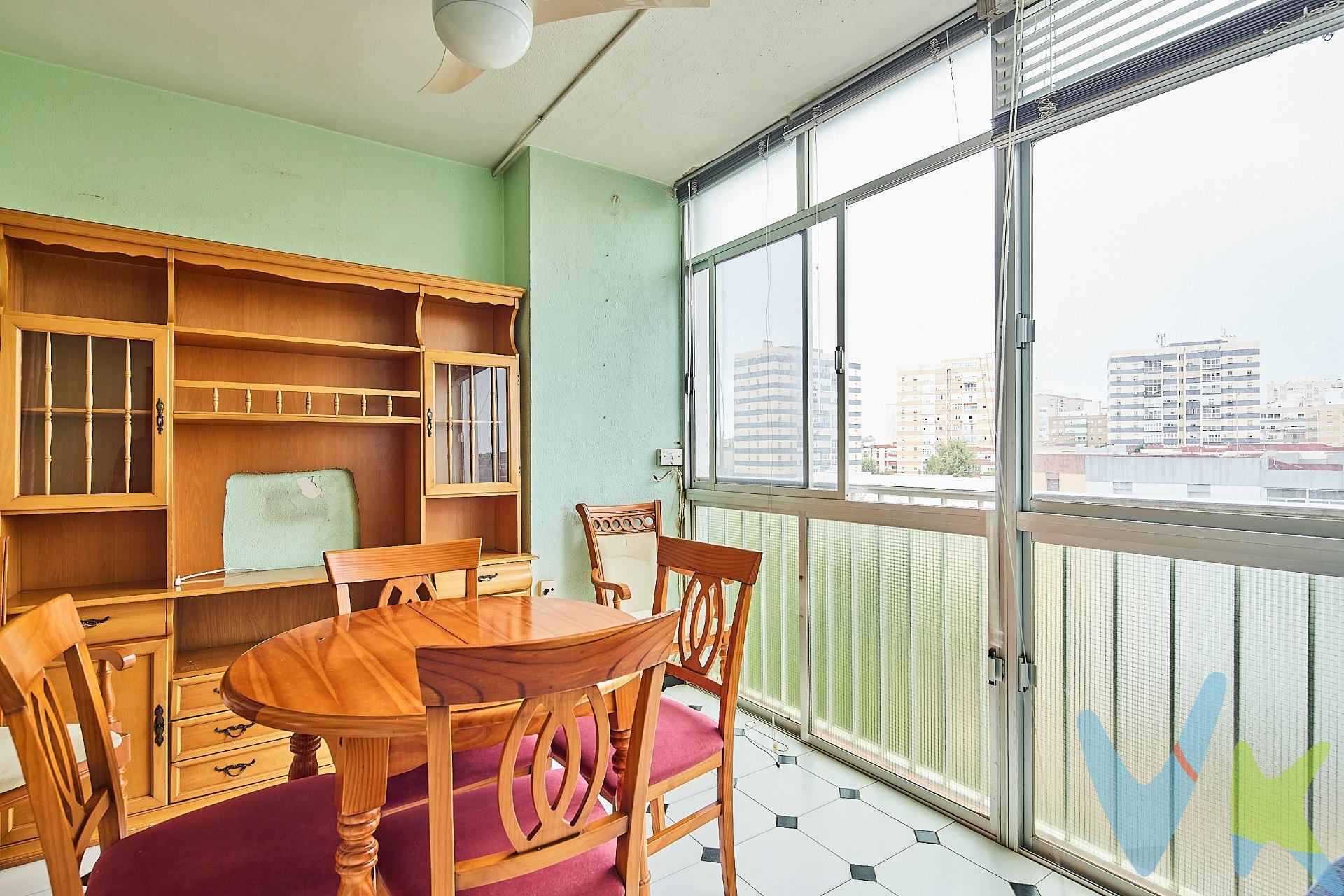 Se vende amplia y luminosa vivienda situada en la Bahía de Cádiz. La propiedad cuenta con una excelente distribución que aprovecha al máximo la luz natural durante todo el día. Dispone de tres dormitorios, uno de ellos con impresionantes vistas a la Bahía, y los otros con vistas totalmente despejadas, lo que aporta una sensación de amplitud y tranquilidad. Además, cuenta con dos baños completos, un salón-comedor, cocina independiente con lavadero y terraza cerrada, ideal como espacio adicional o zona de descanso. La vivienda se encuentra en una zona muy cómoda y bien comunicada, cerca del Corte Inglés, colegios, parques y todos los servicios necesarios para el día a día. En definitiva, un hogar ideal para quienes buscan amplitud, luz y vistas en un entorno tranquilo pero bien conectado con todo lo que ofrece la Bahía de Cádiz. Gastos, Impuestos y Honorarios de la Agencia no incluidos. Si estás interesado en esta vivienda, contacta conmigo, te ayudo a encontrar la casa de tus sueños.