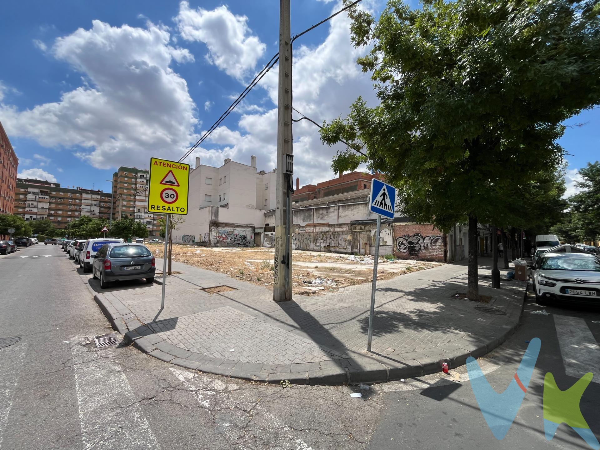 ¡Atención promotores! . Te ofrecemos un solar situado en calle Candelería haciendo esquina con calle Energía, con una magnífica ubicación dentro del barrio, frente a un parque municipal y apenas a 7 minutos a pie de una estación de Metro. . Se trata de un suelo urbano consolidado de uso residencial y otros usos compatibles, actualmente libre de edificaciones. Tiene una superficie de parcela de 534 m2, con fachada de 16 metros aprox. a calle Candelería y de 33 metros aprox. a calle Energía, y una edificabilidad sobre la rasante, con un máximo de cuatro plantas (B+3), de 1.709 m2 construibles, más posibilidad de sótano, en el cien por cien de su superficie, para garajes. Tenemos a disposición la información urbanística oficial mediante la correspondiente cédula urbanística emitida por la GMU del Ayuntamiento de Sevilla. Si desea más información póngase en contacto con nosotros. Informamos a nuestros clientes compradores que el precio de venta no incluye lo siguiente: Honorarios de la agencia inmobiliaria, Impuestos (I. T. P. , I. V. A. o A. J. D. , en su caso) ni otros gastos de la compraventa (gastos de Registro de la Propiedad, Notaría, Gestoría ni de posible Financiación). Documento D. I. A. a disposición del consumidor según Decreto 218/2005 Junta de Andalucía.