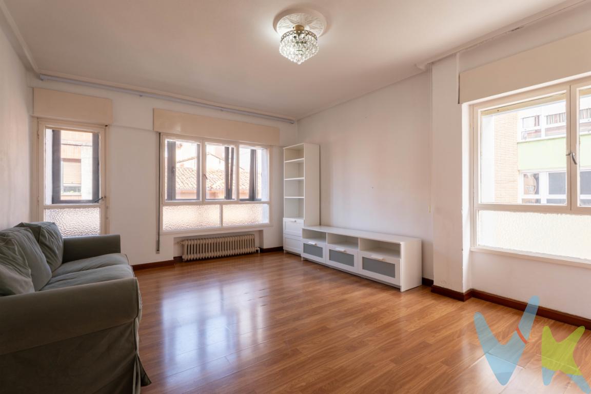 Si te gusta una vivienda exterior, en esquina, no dejes de visitar esta vivienda en la mejor zona de la Calzada, al lado de Cuatro Caminos, en un edificio cuya fachada ha sido recientemente renovada que por cierto ha quedado preciosa, como os decía este piso es totalmente exterior, luminoso, actualmente está distribuido en salón y tres habitaciones, es un inmueble ideal para una familia o para la gente que teletrabaja y combina la vivienda con una zona de despacho, los huecos son amplios  y, tiene además una bonita cocina, también exterior así como  un baño amplio. El estado de conservación del piso es bueno.. Se ubica en la mejor y mas comunicada zona de la Calzada, una buena propiedad, con todos los servicios al lado y a un paso de la playa, merece la pena verlo, llamanos, estaremos encantados de enseñártelo.En el precio no están incluido el Impuesto de Transmisiones Patrimoniales ni los gastos de notaría ni registro