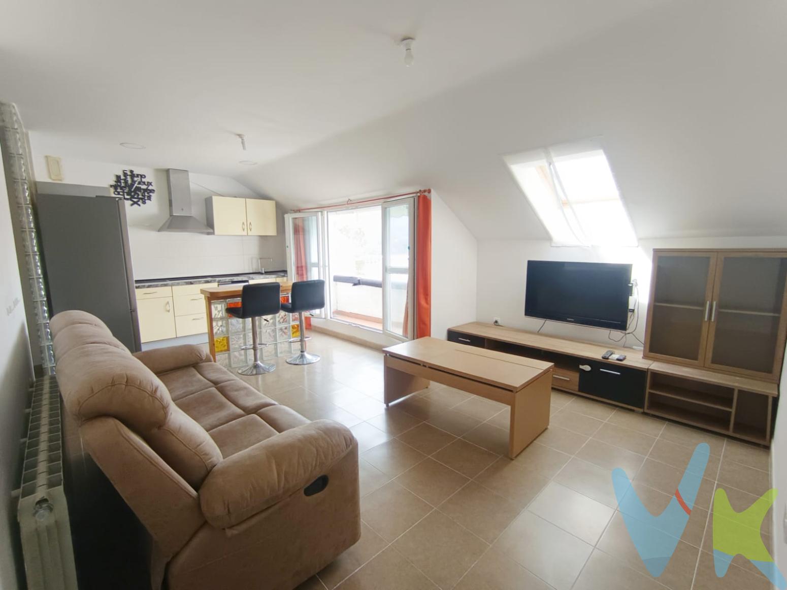  ¡¡ÁTICO EN VENTA EN LA PENILLA!!Te presentamos este exclusivo ático con muchísima luz y espacios abiertos, y con todas las comodidades necesarias para disfrutar de una vida moderna y cómoda. Situado en la planta ático este piso te recibe con un amplio hall, a continuación encontramos el salón con cocina americana totalmente equipada y barra donde comer tranquilamente mientras desde su gran ventanal disfrutas de los parajes verdes de la zona, pudiendo también aprovechar la luz natural que por él entra. Desde aquí, tenemos salida a un gran balcón - terraza, con repisa donde tumbarte en las bonitas jornadas de sol, teniendo además toldo por si se quiere utilizar.Este coqueto piso consta también de DOS HABITACIONES amplias, la principal con un gran armario empotrado para almacenaje.El baño, completo y con bañera, completaría esta magnifica propiedad.La vivienda viene completamente amueblada y equipada con electrodomésticos, lo que le permitirá instalarse de inmediato sin preocuparse por nada. Además de sus interiores impecables, contando incluso con aire acondicionado, el edificio cuenta con ascensor, lo que facilita el acceso a todas las plantas del edificio. La propiedad incluye una PLAZA DE GARAJE, indispensable para aquellos que buscan comodidad y seguridad para su vehículo. Asimismo, el TRASTERO anexo brinda un espacio adicional para almacenamiento, permitiendo mantener el hogar ordenado y libre de desorden.Visitar esta propiedad es imprescindible para apreciar totalmente su atractivo y potencial.¡¡¡No deje pasar esta oportunidad, su nuevo hogar en La Penilla le espera para empezar una nueva etapa llena de satisfacciones!!!Al comprador se le cobrarán gastos de gestión.Los precios mostrados no incluyen impuestos, gastos de compraventa ni financiación.