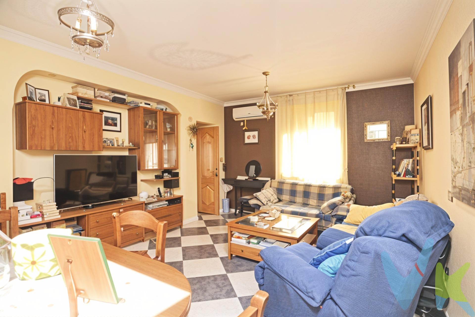 ¡Te presentamos el mejor chalet pareado de esquina de Las Villas de Fuenlabrada, parcela única de 243m2, no vas a encontrar ninguna mayor en toda la zona! . 275 m² construidos en 4 plantas, patio de 243 m², 4 habitaciones dobles, 3 baños y 1 aseo. Orientación Este-Oeste 🌞, piscina cubierta, todo exterior y con vistas. ¡Listo para entrar a vivir!. Disfruta de tu piscina cubierta, ideal tanto en los días soleados como en las noches estrelladas ⭐✨. Además, dispone de puerta blindada para mayor seguridad 🔒 y vistas fantásticas desde cualquier rincón 👀. 🏡 Ubicado en la tranquila y cuidada zona de Las Villas de Fuenlabrada, los Molinos, esta propiedad es perfecta para disfrutar en familia. Con 275 m² construidos 🍀distribuido en 4 plantas y un impresionante patio de 243 m², tendrás espacio para reuniones, juegos y momentos al aire libre. Dispone de cuatro amplias habitaciones dobles 🛌, tres baños completos y un aseo 🚽. Su orientación Este-Oeste garantiza luz natural durante todo el día ☀️🌙. Todo exterior y rodeado de chalets bien cuidados, ¡es el lugar perfecto para crear recuerdos inolvidables! ❤️. Ven a visitarlo, te encantará. El precio publicado no incluye el mobiliario, la decoración, impuestos ni el coste del servicio de gestión, asesoramiento y acompañamiento durante la compra.
