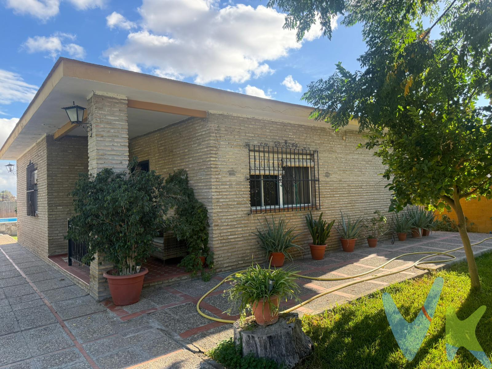 Chalet independiente en El Comodoro – Utrera (Sevilla)

Vive rodeado de tranquilidad y naturaleza en una de las urbanizaciones más valoradas de Utrera, El Comodoro, a solo unos minutos de la autovía A-376 y con rápida conexión a Sevilla capital.

- Parcela de 976 m² totalmente vallada, con piscina privada, amplias zonas ajardinadas, agua de pozo, luz y acceso asfaltado.

La vivienda principal, Una VIVIENDA UNIFAMILIAR AISLADA en una única planta, convenientemente distribuida, que tiene una superficie total construida de NOVENTA Y TRES METROS CUADRADOS (93 M²) y 50% de un porche con una superficie de OCHO METROS CUADRADOS (8 M²), siendo el total de CIENTO UN METROS CUADRADOS (101 M²).

CUARTO PARA DEPURADORA. Edificio aislado de una planta ocupando una superficie construida de CINCO METROS CUADRADOS (5 M²).

ALMACÉN. Edificio aislado de una planta ocupando una superficie construida de VEINTIÚN METROS CUADRADOS (21 M²).

Y una PISCINA que tiene una superficie construida de CUARENTA Y SEIS METROS CUADRADOS (46 M²) de lámina de agua.

La superficie ocupada por dichas edificaciones de CIENTO SETENTA Y TRES METROS CUADRADOS (173 M²), 


Distribución de la Vivienda, cuenta con 3 dormitorios, amplio salón con chimenea, cocina independiente y baño completo, además de porche.

Un entorno cuidado, con vecinos de confianza, tienda cercana y todos los servicios a mano. Perfecto tanto como residencia habitual como para disfrutar los fines de semana.

Contáctenos para más información y programar una visita. De conformidad con el Decreto 218/2005 de la Junta de Andalucía, de 11 de octubre, le informamos que los gastos notariales, registrales, ITP (Impuesto de Transmisiones Patrimoniales), los honorarios de la agencia y otros gastos relacionados con la compraventa no están incluidos en el precio