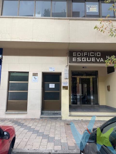 Se vende local comercial  en perfecto estado, situado  en una entreplanta donde hay mas oficinas. Consta de dos despachos con ventanales a la calle Juan Martínez Villergas (orientación sur), muy luminosos. aseo y zona de office. En la comunidad se encuentra incluida el agua.