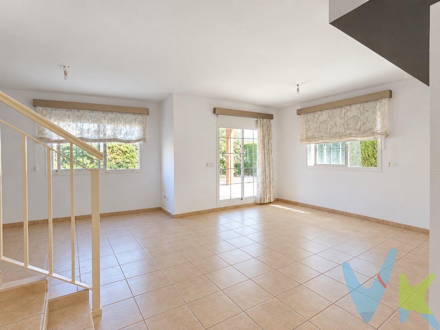 Oportunidad única para adquirir un chalet pareado en excelente estado ubicado en la tranquila urbanización de Vista Calderona, ideal para quienes buscan calidad de vida. . Esta vivienda se distribuye cómodamente en dos plantas, ofreciendo amplitud y luminosidad gracias a sus grandes ventanales que inundan el salón-comedor con luz natural y permiten acceso directo al exterior. . La cocina independiente está equipada con todo lo necesario, mientras que los tres dormitorios cuentan con armarios empotrados optimizando así el espacio disponible. . Además, disfrutarás de baños bien iluminados por luz natural. En cuanto al exterior, esta propiedad presenta una amplia parcela privada donde podrás relajarte o compartir momentos inolvidables; cuenta también con un acogedor porche cubierto perfecto para las tardes soleadas y una zona terraza ideal para tus reuniones familiares o sociales. . Asimismo, dispone de suficiente espacio dentro del terreno destinado al aparcamiento. Ubicada estratégicamente muy cerca de la Pista de Ademuz te ofrece conexiones rápidas hacia Valencia y otras áreas importantes cercanas llenas servicios urbanos esenciales como supermercados e instituciones educativas entre otros. Merece ser visitada si buscas tranquilidad sin alejarte demasiado del dinamismo urbano.