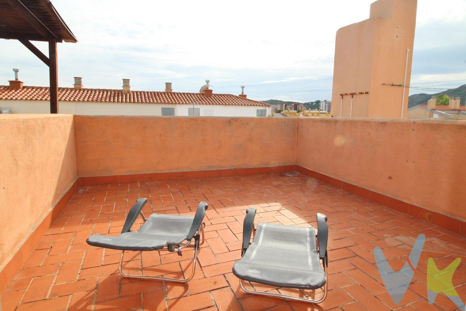 Se venden 2 trasteros confortablemente habilitados, con terraza de 19 m2 y vistas laterales al mar, en la zona de la Playa de Morro de Gos. Situado a tan sólo 190 m de la playa, en una zona ideal para todos los públicos gracias a que durante la temporada estival ofrece un ambiente animado y en invierno la tranquilidad que buscas. Cerca de todos los servicios y comercios necesarios. No se pueden vender por separado. Actualmente ofrecen espacio de alojamiento extra, con cuarto de baño propio, con ducha y con sitio para poder montar una cocina. Tiene una terraza de 19 m2 donde podrás hacer barbacoas y disfrutar de sus vistas. . Gracias a su orientación sur, está dotado de gran cantidad de luz natural durante la mayor parte del día. Además, dispone de aire acondicionado. INMUEBLES CERTIFICADO: LE GARANTIZAMOS LA COMPRA DE SU INMUEBLE CON TODAS LAS GARANTÍAS JURÍDICAS. El precio de venta NO INCLUYE Impuestos (I. V.A. o I.T.P), gastos de Notaría, gastos de Registro de la Propiedad, gastos de tramitación de Escrituras ni gastos de financiación (si se precisa). Consulte Honorarios Profesionales de Agencia Inmobiliaria. 