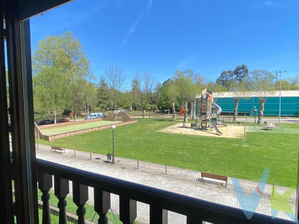 Descubre este acogedor dúplex en Cartes, un hogar que invita a quedarse. Situado en una bonita zona a las afueras de Torrelavega, ofrece la tranquilidad de un entorno agradable con la comodidad de estar muy bien comunicado: fácil acceso a la autovía y transporte público cercano.  Su estilo actual y juvenil encaja con quienes buscan una vivienda práctica, luminosa y con personalidad. El salón se convierte en el corazón de la casa gracias a un espectacular ventanal de unos tres metros que inunda el espacio de luz natural y abre paso a unas vistas totalmente despejadas, aportando amplitud y bienestar.  Además, la vivienda incluye plaza de garaje en el precio, un extra que suma comodidad y valor en el día a día.  Un hogar pensado para disfrutar, donde es fácil imaginar desayunos con luz de mañana, tardes relajadas con vistas abiertas y la sensación de haber encontrado tu sitio.  No dejes que se te escape. Solicita tu visita cuanto antes y empieza a verte viviendo aquí.Al comprador se le cobrarán 1.600EUR más IVA de gastos de gestión inmobiliaria.Gastos e Impuestos no incluidos en el precio. Compra sujeta a ITP. El comprador se hará cargo de los costes de la escritura e inscripción en el Registro de la Propiedad.