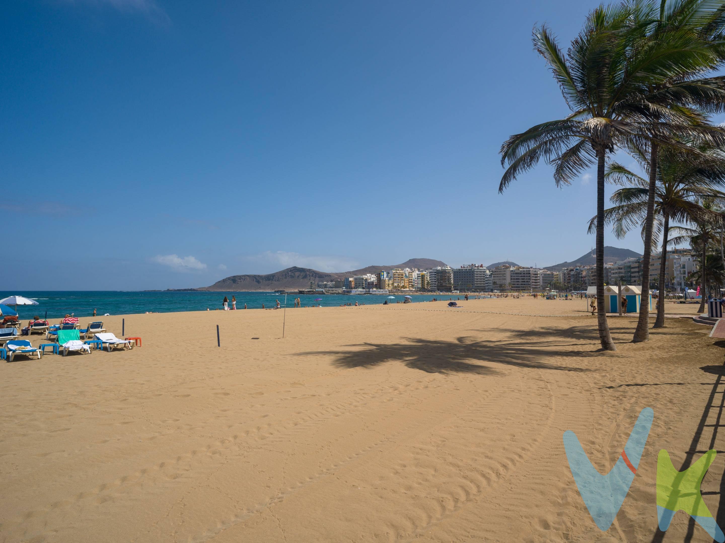 Exclusiva vivienda prácticamente en primera línea de la Playa de Las Canteras. A tan solo unos pasos de la arena y con vistas al mar, esta magnífica vivienda de aproximadamente 120 m² disfruta de una ubicación privilegiada, prácticamente en primera línea de la Playa de Las Canteras, una de las mejores playas urbanas de Europa. Salir de casa y estar paseando junto al mar en apenas unos segundos es un auténtico lujo. Ubicada en un edificio moderno y de reciente construcción, la vivienda combina diseño contemporáneo, excelentes calidades y una distribución muy funcional. Cuenta con un amplio y luminoso salón-comedor con cocina de concepto abierto, ideal para disfrutar del día a día. Dispone de dos amplios dormitorios, destacando una elegante master suite con baño en suite, además de un segundo dormitorio de gran tamaño. La vivienda está equipada con aire acondicionado en todas las estancias y se vende completamente amueblada y equipada, lista para entrar a vivir. Incluye trastero. Aunque no dispone de plaza de garaje, existen varios aparcamientos a escasos metros donde es posible alquilar una plaza. Una oportunidad única tanto como residencia habitual, segunda vivienda o inversión, en una de las ubicaciones más cotizadas de Las Palmas de Gran Canaria. Disponible:. * Segunda planta: 545.000 €. * Tercera planta: 549.000 €. Vivir en Las Canteras no es solo vivir junto al mar; es disfrutar de un estilo de vida único, con el paseo marítimo, restaurantes, cafeterías, comercios y todos los servicios a solo unos pasos de casa.