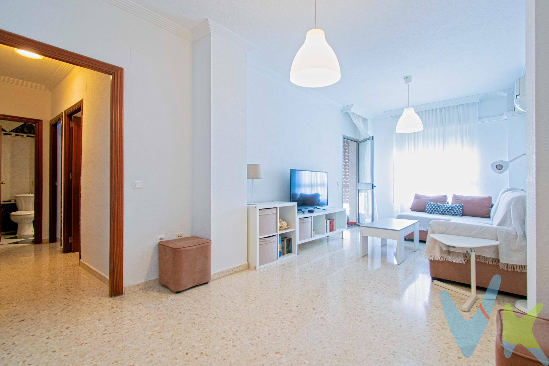 Fantástico piso en la zona de Entreflores con TERRAZA y PLAZA DE GARAJE, a escasos metros de la Avda. de las Ciencias!!!. Con una situación inmejorable, tiene 70m2 útiles muy bien distribuidos, el hall de entrada nos da paso a su estupenda cocina independiente a la que se le ha incorporado el lavadero, dándole así muchísima amplitud. Acogedor y luminoso salón con salida a una bonita terraza con vistas a la calle. Tres amplios dormitorios, el principal con armario empotrado y un cuarto de baño completo con bañera, originariamente contaba con dos baños. Solería de terrazo, ventanas de aluminio y puertas de sapeli. Situado en un edificio con ascensor y zonas comunes. Vivienda de VPO, consúltenos los requisitos. No lo dejes escapar y ponte en contacto con nosotros para visitarlo!!. Informamos a nuestros clientes que el precio de venta no incluye lo siguiente: Honorarios de la agencia inmobiliaria, Impuestos (I.T.P., I.V.A. o A.J.D., en su caso) ni otros gastos de la compraventa (gastos de Registro de la Propiedad, Notaría, Gestoría ni de posible Financiación). Documento F.I.S. a disposición del consumidor según Decreto 218/2005 Junta de Andalucía. 