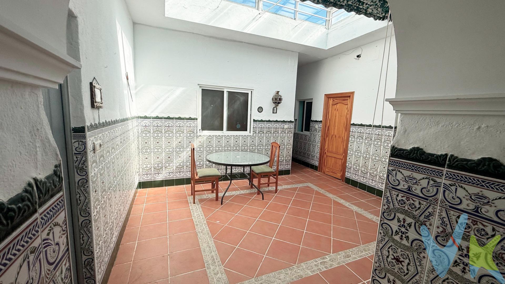 Le ofrecemos esta vivienda amplia y funcional de unos 192m² construidos, actualmente habitable, pero necesitaría alguna actualización para dejarla lista a los gustos del comprador. La distribución es cómoda y equilibrada: cuatro dormitorios de buen tamaño —dos con armarios empotrados—, salón independiente, cocina independiente, dos baños con placa de ducha y una zona central con techo acristalado interior que aporta iluminación natural. La propiedad se completa con garaje cerrado con capacidad para dos vehículos, gran patio privado donde se encuentra un trastero y además dispone de azotea transitable con posibilidad de edificar una planta adicional, lo que amplía sus opciones de aprovechamiento a medio y largo plazo. La vivienda está ubicada en Chiclana de la Frontera, a diez minutos a pie del centro y próxima al Tranvía, así como a servicios esenciales, autobuses, comercios, centros educativos y parques. En resumen, CASA en planta baja de 192m² construidos, en una parcela de 220m² aprox. Consta de 4 habitaciones, salón-comedor, 2 baños, cocina independiente, trastero, garaje para 2 vehículos, patio privado y azotea transitable. Además dispone de derecho de vuelo sobre la azotea con opción a construir otra planta más si se desea. VENGA A VISITARLA!!. En cumplimiento de las obligaciones de información previstas en la Ley 10/2025, de 28 de diciembre, de servicios de atención a la clientela y transparencia, así como en la normativa sectorial vigente, se hace constar que el precio indicado no incluye los gastos e impuestos inherentes a la adquisición, los cuales se desglosan a continuación:. •	Impuesto sobre Transmisiones Patrimoniales (ITP): Se aplicará el tipo impositivo vigente en Andalucía (generalmente el 7%, sin perjuicio de tipos reducidos del 3,5% o 6%, aplicables según las circunstancias personales del comprador o las características del inmueble). El impuesto se devenga sobre el Valor de Referencia de Catastro o el precio de venta, aquel que resulte superior. •	Gastos de Notaría: Los honorarios notariales se calcularán conforme al arancel oficial regulado en el Anexo I, del Real Decreto 1426/1989, de 17 de noviembre. (Cálculo aproximado: 1.500 €. Según ley, la parte vendedora abonará el coste de la Escritura matriz y la parte compradora, las copias). Más información: https://www.boe.es/buscar/act.php?id=BOE-A-1989-28111 . •	Gastos de Registro: La inscripción en el Registro de la Propiedad se facturará según el arancel oficial establecido en el ANEXO I, del Real Decreto 1427/1989, de 17 de noviembre, por el que se aprueba el arancel Notarial. Más información: https://www.boe.es/eli/es/rd/1989/11/17/1427. •	Financiación externa: Si fuese necesaria financiación, habrá que sumar los gastos de la Entidad financiera (Gestoría, tasación, seguros,…) . •	Honorarios Agencia del Vendedor: incluidos en el PVP. •	Honorarios Agencia del comprador: Un 4% + IVA, sobre el valor de compra. Para una información exhaustiva sobre el funcionamiento, tipos impositivos y bonificaciones del ITP en Andalucía, puede consultar el portal oficial de la Agencia Tributaria de la Junta de Andalucía en el siguiente enlace:. https://www.juntadeandalucia.es/organismos/economiahaciendayfondoseuropeos/areas/tributos-juego/tributos/paginas/impuestos-cedidos-transmisiones.html; . La agencia dispone de documentación e información adicional relativa al inmueble, que podrá ser solicitada por el consumidor. A su vez, disponemos del Documento Informativo Abreviado de la propiedad (Según Decreto 218/2005, del 11 de Octubre) y de Seguro de Caución, para la protección del dinero entregado como señal para la Reserva de una vivienda. La agencia efectúa una labor de intermediación, por lo que las condiciones finales de la compraventa quedas sujetas a la aceptación expresa de la parte vendedora y a la ulterior formalización del contrato. 