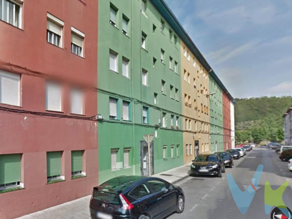Apartamento en venta en Torrelavega  Barrio Covadonga.Si buscas un piso bien ubicado y con todo a mano, este apartamento en el barrio Covadonga te va a encantar. Está en una zona muy cómoda y consolidada, rodeada de todos los servicios que necesitas en el día a día: colegios, bancos, centro de salud, comercios todo a un paso.La vivienda cuenta con dos dormitorios, sala, cocina  y baño con plato de ducha. Además, es completamente exterior, lo que le aporta mucha luz natural durante todo el día.Ideal tanto para vivienda habitual como para inversores que quieren ampliar su cartera con un valor seguro de revalorización.¡No lo dudes y pídenos una visita!Al comprador se le cobrarán por gastos de gestión 2.000EUR + IVA. 