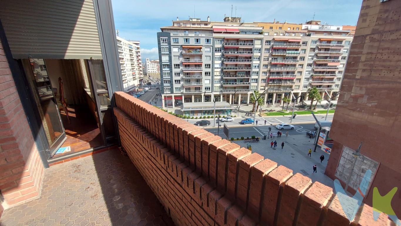 Magnífica vivienda de 163 m² útiles, en pleno centro, Calle San Antón de Logroño, cuarto de altura, con garaje.5 dormitorios, 2 baños y un aseo, salón, cocina, terraza.Garaje en el mismo edificio.Calefacción central.Armarios empotrados.