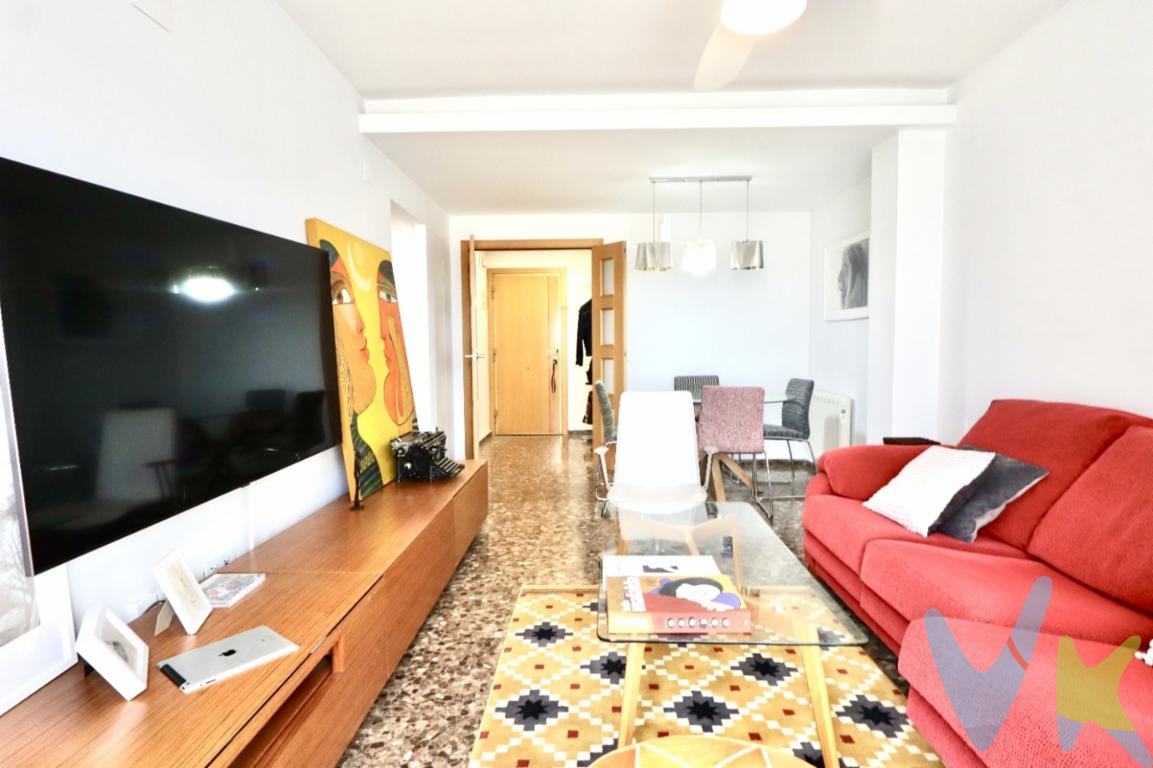  En el corazón de Paiporta tenemos una extraordinaria oportunidad para adquirir un magnífico piso en venta, ubicado en un enclave que conjuga comodidad y tranquilidad estando en un entorno urbano. Este inmueble, situado en la tercera planta de un edificio construido en 2005, ofrece todo lo necesario para una vida confortable y moderna en uno de los municipios más acogedores de Valencia.La propiedad cuenta con dos amplias habitaciones, un espacio ideal tanto para familias pequeñas como para parejas que busquen comodidad y estilo. Estos dormitorios garantizan un descanso reparador, teniendo nuestra habitación principal el baño en suite,La superficie útil del piso es de 61 metros cuadrados, mientras que la superficie construida asciende a 70 metros cuadrados, lo que proporciona amplitud y un aprovechamiento máximo del espacio.Al entrar, encontrará un salón comedor de diseño abierto, inundado de luz natural, que invita a relajarse y disfrutar de momentos familiares inolvidables. Este espacio se conecta con un balcón privado donde podrá disfrutar de un merecido café.La cocina está equipada con todo lo necesario para satisfacer las demandas culinarias más exigentes, integrando diseño y funcionalidad. Además, facilita el acceso cómodo a todas las áreas del inmueble, optimizando la circulación entre espacios.Estar en un tercer piso no será un inconveniente, ya que el edificio cuenta con  ascensor.Existe la posibilidad de adquirir aparte una planta baja en la misma finca, que se puede usar como garaje y trastero (40 mil euros) La cercanía a la estación de metro es uno de los mayores activos de esta propiedad, ya que permite un traslado eficiente al centro de Valencia. Este aspecto es particularmente conveniente para aquellos que precisan desplazarse diariamente por cuestiones laborales o de estudio.El inmueble está ubicado en una zona bien conectada con todos los servicios necesarios.Este piso representa la mezcla perfecta de modernidad y calidez, adaptándose a las necesidades de aquellos que buscan un hogar en un entorno de calma, seguridad y conectividad. Ahora es el momento ideal para programar una visita y descubrir en primera persona el potencial que este inmueble tiene para ofrecer. Será un placer acercarles a su futura vivienda y asistir a la realización de su proyecto de vida en Paiporta. ¡Esperamos con ansias poder recibirlos! 