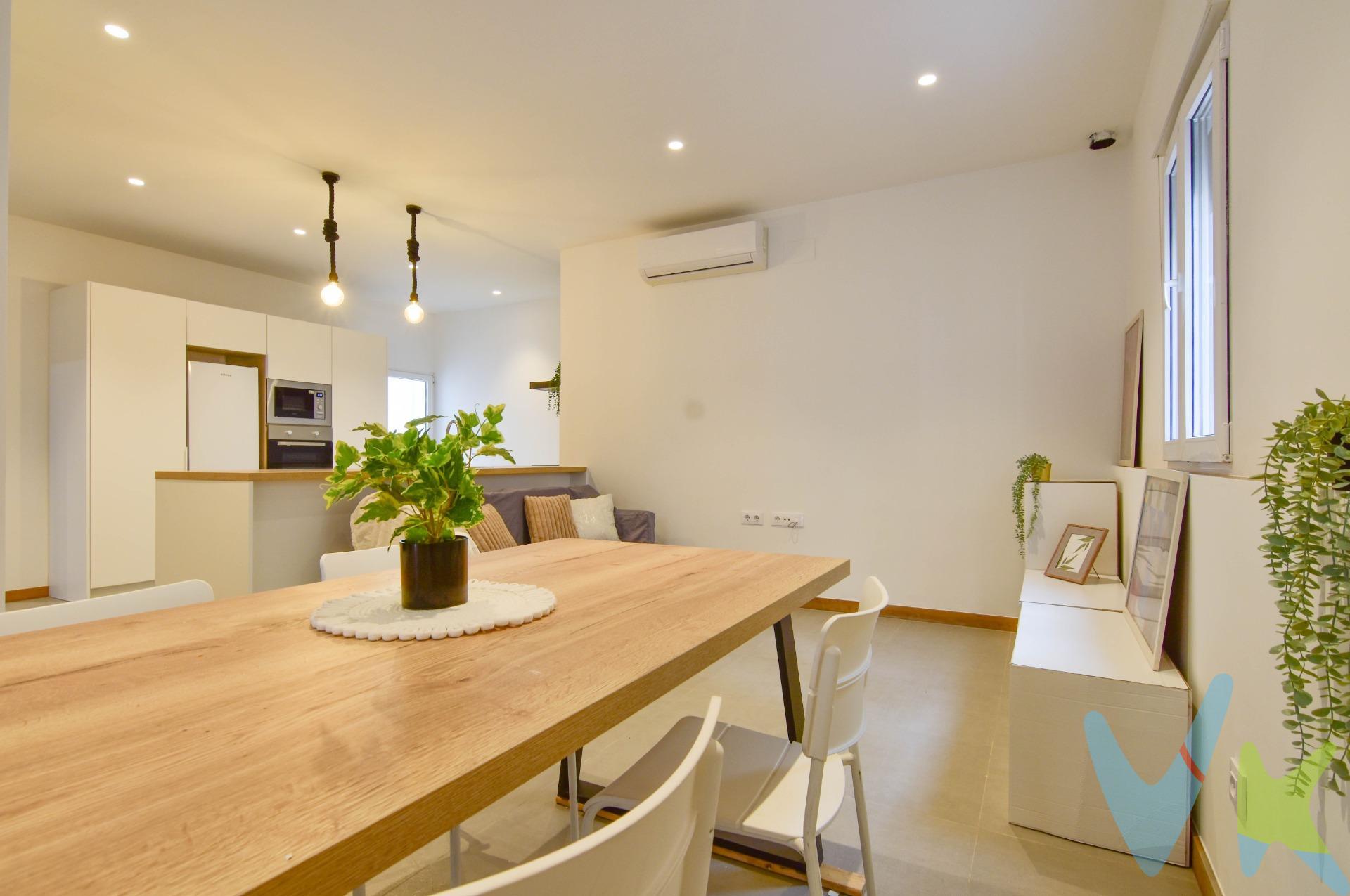 Este bajo esquinero, totalmente exterior, destaca por algo muy claro: está pensado para vivirlo y para compartirlo. Nada más entrar, te recibe un espacio amplio, luminoso y perfectamente distribuido. La cocina-comedor abierta es, sin duda, el corazón de la vivienda. Moderna, funcional y con una isla espectacular que no solo aporta diseño, sino que se convierte en el punto de reunión ideal: desayunos tranquilos, comidas en familia o cenas con amigos que se alargan sin darte cuenta. Aquí todo invita a reunirse. El salón-comedor, integrado en el mismo espacio, ofrece amplitud real, de la que se nota. Es un piso donde puedes tener gente en casa con comodidad, sin sensación de agobio, con luz natural entrando durante todo el día gracias a su orientación esquinera y totalmente exterior. La vivienda cuenta con dos habitaciones y un baño completamente reformado, además de instalaciones nuevas de electricidad y fontanería, lo que te permite entrar a vivir sin preocuparte absolutamente de nada. Todo está hecho. Pero si hay algo que marca la diferencia… es el patio. Un espacio que va mucho más allá de lo práctico. Sí, tiene zona de lavadero, pero lo verdaderamente especial es su barbacoa. Un valor añadido que transforma la vivienda en un lugar perfecto para disfrutar: comidas al aire libre, reuniones informales, fines de semana con amigos o familia… Ese tipo de momentos que hacen que una casa se convierta en hogar. Además, cuenta con preinstalación para estufa de pellets, aportando un plus de confort y eficiencia para los meses más fríos. En resumen: una vivienda completamente reformada, lista para estrenar, con espacios amplios, mucha luz y un enfoque muy claro en el disfrute. Si buscas un piso donde poder vivir bien y, sobre todo, donde poder compartir… este encaja perfectamente. Nota: Agencia Registrada con el Nº 1395 en el Registro Obligatorio de Agentes Inmobiliarios de la Comunitat Valenciana, consultable en la web de la Generalitat Valenciana. La oferta está sujeta a cambios de precio o retirada del mercado sin previo aviso. La información contenida en el presente anuncio se facilita a título meramente informativo y no contractual, los datos, descripciones, superficies, imágenes y cualquier otro contenido del mismo pueden estar sujetos a errores u omisiones al ser facilitados por terceros. El precio de venta publicado no incluye los honorarios de intermediación inmobiliaria, ni los impuestos legalmente aplicables (IVA o ITP), ni los gastos derivados de la compraventa, tales como notaría, registro y gestoría, ni aquellos derivados de la financiación, en caso de existir. Por mandato expreso del propietario, este inmueble se comercializa en régimen de exclusiva, garantizando al interesado un acceso completo a la información y una gestión profesional, transparente y sin interferencias de terceros. Se ruega no molestar al propietario, a los ocupantes del inmueble ni a los vecinos. Agentes inmobiliarios con cliente interesado pueden contactar con la agencia para colaborar. Nuestro departamento financiero puede conseguir tu financiación. ¡Consúltanos!