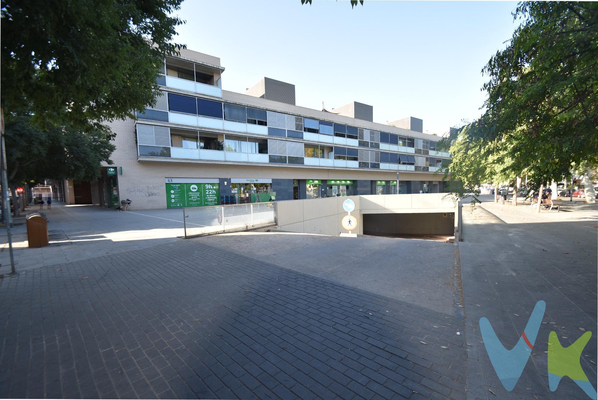 Se vende plaza de parking de 18,7 m², ideal para coche grande y moto, ubicada en la segunda planta subterránea de un moderno edificio en la Avenida Garraf. La plaza tiene buen acceso y maniobra y en ella podrás aparcar fácilmente. Disfruta de la comodidad de aparcar en la ciudad, cerca de todo, con fácil acceso y seguridad garantizada. ¡Olvídate de buscar aparcamiento y asegura tu plaza en una de las mejores zonas de Vilanova!. No dejes pasar esta oportunidad, contacta con nosotros para más información. ¡Invierte en comodidad y tranquilidad para tu vehículo!. El precio no incluye impuestos (ITP, IVA y AJD), ni los gastos de notario ni los de registro. 