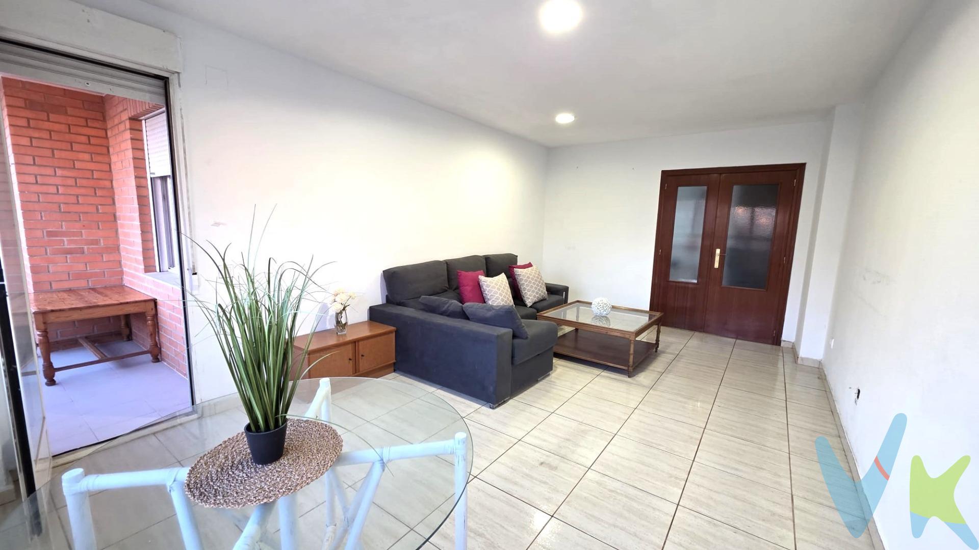 Piso ideal para familias en Castellón – Calle Desierto de las Palmas. Si buscas un hogar amplio, cómodo y pensado para la vida familiar, este piso puede ser justo lo que necesitas. La vivienda dispone de 4 dormitorios y 2 baños completos, ofreciendo espacio y funcionalidad para toda la familia. La cocina-office, amplia y práctica, cuenta con galería, perfecta para el día a día. El salón, luminoso y acogedor, tiene salida a una terraza, ideal para disfrutar del aire libre y de momentos en familia. Ubicado en una finca con zona comunitaria privada, un entorno seguro y tranquilo, especialmente pensado para familias con niños. Además, incluye plaza de garaje y trastero, aportando comodidad y espacio extra de almacenaje. Se trata de una vivienda de VPO, una excelente oportunidad para acceder a un piso amplio en buena zona de Castellón. 📍 Calle Desierto de las Palmas – Castellón. Una vivienda lista para convertirse en vuestro nuevo hogar.