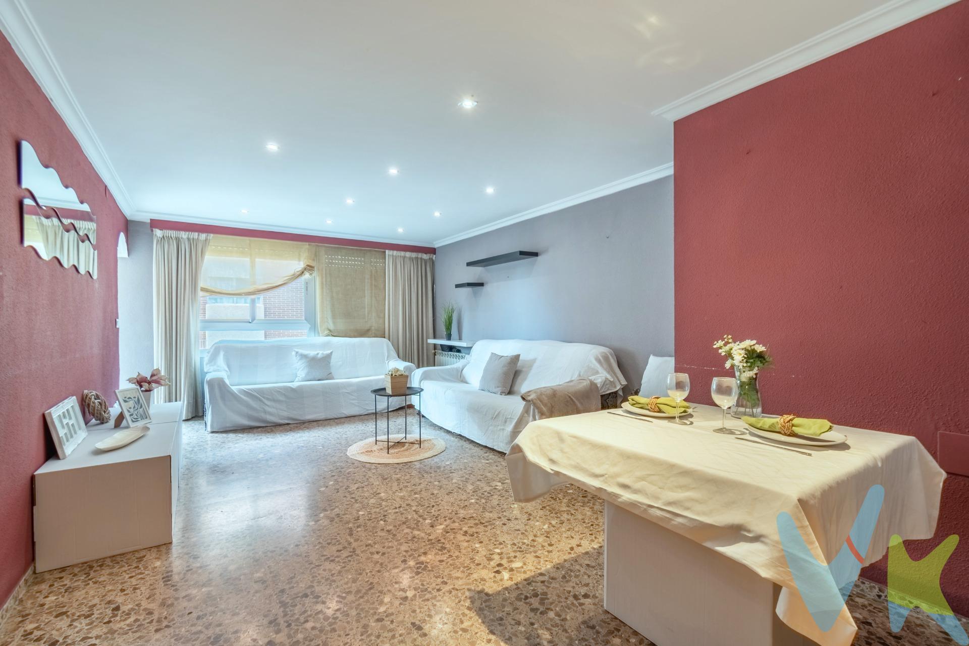 Hay viviendas que destacan por su espacio, su luz y su ubicación. Este séptimo piso en la calle Peñíscola, junto a la Avenida del Mar, reúne esas tres cualidades. Cuenta con 130 m² construidos, una distribución cómoda y bien pensada para el día a día. El salón es amplio y luminoso, con salida a un pequeño balcón acristalado que aporta desahogo y entrada de luz natural. La vivienda dispone de 4 dormitorios, todos con armarios empotrados, lo que facilita el orden y el aprovechamiento del espacio. Tiene un baño completo con bañera semiredonda y un aseo, ideal para familias o para quienes valoran la comodidad. La cocina es independiente y cuenta con una amplia galería, práctica para zona de lavado y almacenamiento. Al tratarse de una planta alta, la vivienda es especialmente luminosa y tranquila. Incluye plaza de garaje en la misma finca, un valor añadido muy importante en esta zona. Ubicada en un entorno consolidado de Castellón, con todos los servicios cerca y buena conexión con el centro y la costa. Una vivienda amplia, luminosa y funcional, perfecta para quien busca espacio y una buena ubicación.