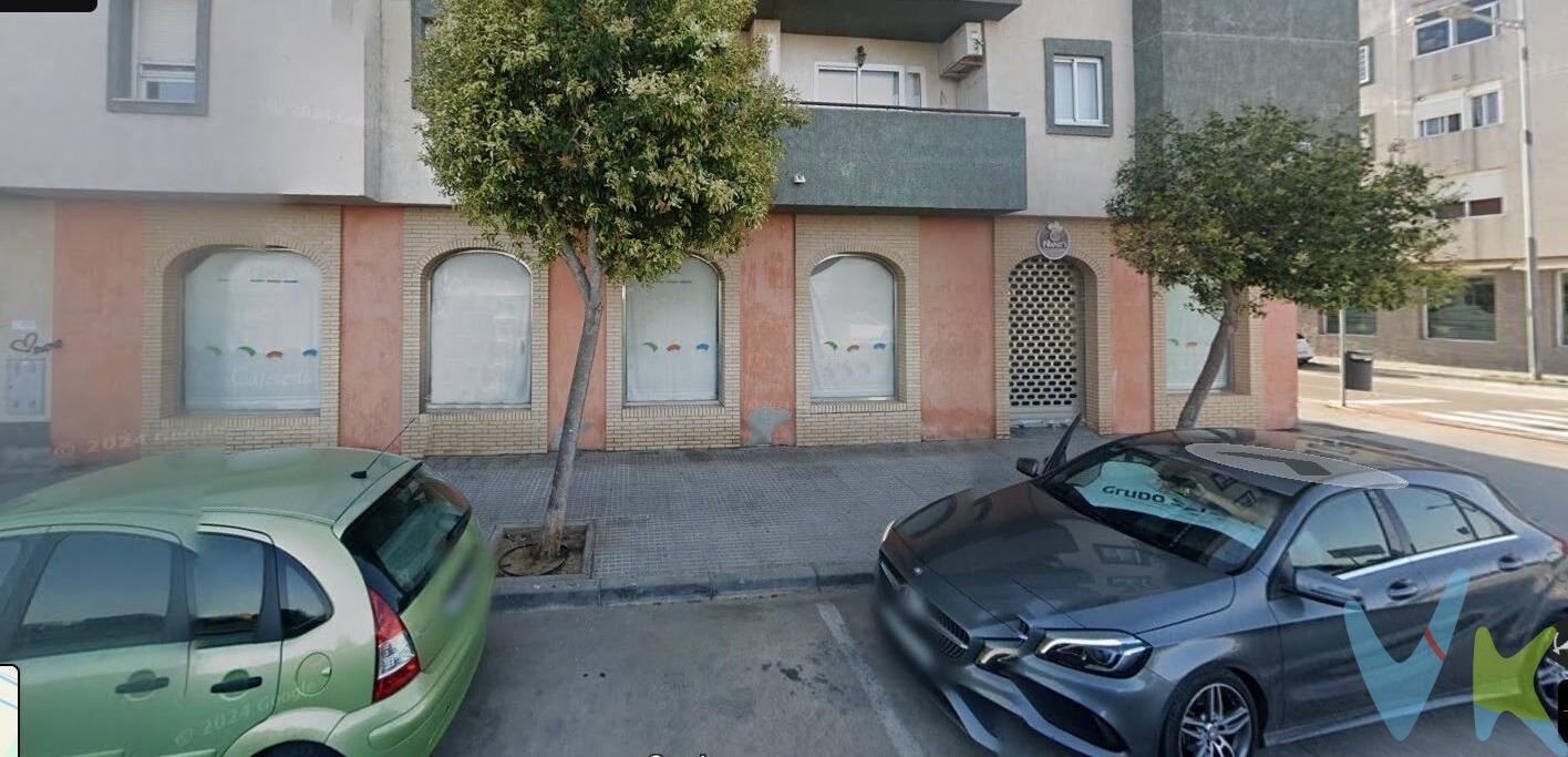 ¡Fantástico local comercial en la codiciada zona de Ronda del Estero, San Fernando! 🌟 Con una ubicación privilegiada a solo 2000 m. de la playa 🏖️, este espacio nuevo cuenta con amplias dimensiones y un diseño moderno que se adapta perfectamente a tus necesidades empresariales. Dispone de tres baños 🚻 y una cocina totalmente equipada 🍽️ ideal para cualquier tipo de negocio gastronómico; además, incluye mobiliario nuevo listo para usar. El suelo cerámico añade elegancia y facilidad de mantenimiento al entorno luminoso 💡 que ofrece gracias a sus techos altos. Este local también destaca por contar con dos patios interiores perfectos para disfrutar del aire libre ☀️ o realizar actividades adicionales. Además, goza de licencia válida para apertura 🔑 e increíbles vistas hacia Chiclana desde su frente principal 😍. Ubicado cerca autobuses 🚌, colegios 🎓 y supermercados 🛒 facilita el acceso tanto clientes como empleados. Los gastos comunitarios son muy económicos: ¡solo 40 € mensuales! . No pierdas esta oportunidad única valorando opción compra disponible 🤝 por tan solo 600.000 €. Este es tu momento perfecto para emprender el negocio soñado ✨. . Comercializamos este inmueble en exclusiva, lo que le garantiza el acceso a toda la información y un servicio de calidad único y personalizado. En cumplimiento del Decreto de la Junta de Andalucía 218/2005 del 11 de Octubre, se informa al cliente que los gastos notariales, registrales, ITP y otros gastos inherentes a la compraventa no están incluidos en el precio. 