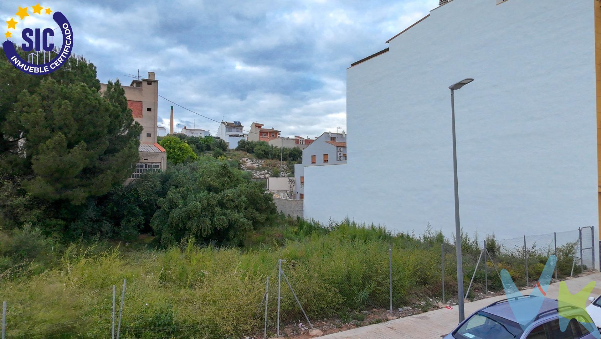 Solar urbano para promoción residencial en L’Alcúdia de Crespins (Valencia). Se vende una interesante parcela urbana situada en la calle Vicente Asensi, dentro de una de las zonas de ensanche más demandadas de L’Alcúdia de Crespins (Valencia). Esta localidad, muy bien comunicada mediante tren de Cercanías (línea C-2) y con rápido acceso a vías principales como la A-35 y CV-40, ofrece un entorno ideal para el desarrollo de vivienda residencial de obra nueva, con alta calidad de vida y buena demanda local. La parcela cuenta con una superficie de 623 m² y se ubica en suelo urbano consolidado, dentro de ordenanza ENS, que permite edificar hasta planta baja + 3 alturas. Según la normativa, es posible ocupar el 100% de la parcela en planta baja y el 80% en las tres plantas superiores, lo que permite alcanzar una edificabilidad aproximada de 2.118 m² sobre rasante. A ello se suma la posibilidad de desarrollar un sótano para aparcamiento, no computable a efectos de edificabilidad. La repercusión del suelo es igualmente orientativa, y se estima en torno a 118 €/m² edificable, un valor muy competitivo que convierte esta operación en una oportunidad atractiva para promotores interesados en proyectos de tamaño medio con buena proyección de venta o alquiler. La zona cuenta con todos los servicios a corta distancia: colegios, parques, supermercado, centro de salud, instalaciones deportivas y transporte público. El entorno inmediato está formado por edificaciones modernas y zonas verdes, lo que garantiza un buen encaje estético y funcional para una promoción actual. En definitiva, se trata de una opción muy interesante para desarrollar vivienda nueva en una población en crecimiento, bien comunicada, con alta demanda y costes de repercusión controlados. La descripción del presente inmueble e imágenes tienen mero carácter informativo y en ningún caso carácter contractual, pudiendo ser modificados por la inmobiliaria comercializadora sin que ello implique responsabilidad alguna frente a terceros. En el precio de venta a público, esta propiedad NO incluye los gastos de adquisición (Notario, registro, gestión, honorarios, etc…). 