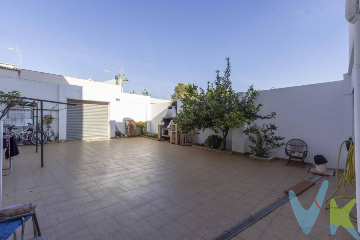 Descripción GeneralTe presento una propiedad con un encanto especial situada en el tranquilo barrio de La Magdalena, en Massamagrell. Se trata de una vivienda entre medianeras situada en una parcela de 234 m² que da a dos calles, lo que aporta mayor ventilación, luz y comodidad en los accesos. Con 184 m² construidos distribuidos en dos plantas, esta casa ofrece un espacio versátil ideal para familias que buscan amplitud, independencia y un gran patio para disfrutar al aire libre.Adquirida por los vendedores en 1974, conserva la esencia de las casas tradicionales del pueblo, combinada con una ampliación posterior realizada en 1985 que aporta una planta baja completamente funcional como vivienda independiente.Distribución por PlantasPlanta Baja  Reforma de 1985 (106 m²)Desde la entrada principal encontramos una terraza delantera de unos 25 m², perfecta como espacio de bienvenida y como zona exterior para el día a día. Esta terraza da acceso directo a la planta baja, donde encontramos:Esta planta baja está pensada para vivir con comodidad y ofrece una distribución muy práctica, además de tener salida directa hacia el gran patio trasero.Primera Planta  Vivienda Original y Muy Bien Conservada (78 m²)La primera planta mantiene la distribución original del año 1974 y se puede acceder a ella por dos entradas exteriores: desde la escalera principal situada en la terraza delantera, o desde el patio posterior.Esta planta ofrece:Es un espacio que, aunque de origen, se encuentra muy cuidado y permite adaptarse sin necesidad de reformas inmediatas.El Patio: el Corazón de la ViviendaEl gran atractivo de esta casa es su patio de 105 m², un espacio amplio y muy aprovechable, ideal para reuniones familiares, juegos, jardinería o simplemente disfrutar del exterior con privacidad. Cuenta además con paellero tradicional, una característica muy apreciada en la zona. El acceso para vehículos se realiza por la parte posterior de la parcela, único pero muy cómodo, dando entrada directa al garaje.Una Casa Completa, Cómoda y con Mucho PotencialEsta vivienda es perfecta para quien busque dos espacios habitables en un mismo hogar, amplitud, independencia y un gran patio para disfrutar durante todo el año. Su distribución ofrece múltiples opciones de uso y adaptación futura sin perder la esencia de una casa de pueblo bien cuidada.¿Quieres venir a verla?Llámanos y agenda tu visita. Estaremos encantados de mostrarte cada detalle y ayudarte a descubrir todo lo que esta vivienda puede ofrecerte.Dos terrazas, una de aproximadamente 9 m² y otra de unos 6 m², perfectas para ventilación y uso exterior.Un baño completo y un aseo, muy útiles para el día a día.Cocina de origen, bien conservada.Salón con ventana a la calle (no tiene acceso a terraza).Tres habitaciones exteriores más una cuarta habitación interior, práctica como despacho, vestidor o almacén.Garaje cerrado, de buen tamaño, con acceso directo al interior de la vivienda.Baño completo.Habitación grande con armario empotrado, ideal como dormitorio principal.Salón amplio con cocina abierta, una estancia espaciosa, cómoda y muy funcional.